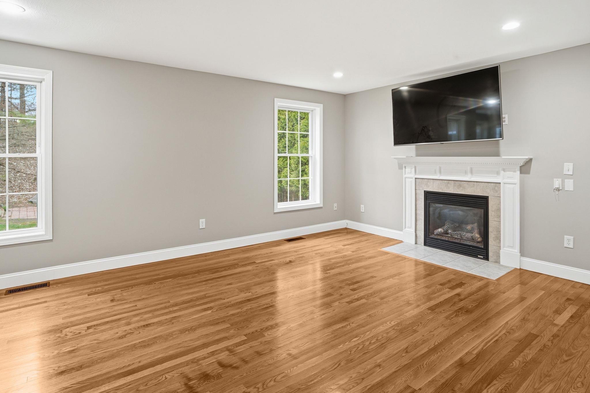 46 Cherrywood Dr, Nashua, NH 03062