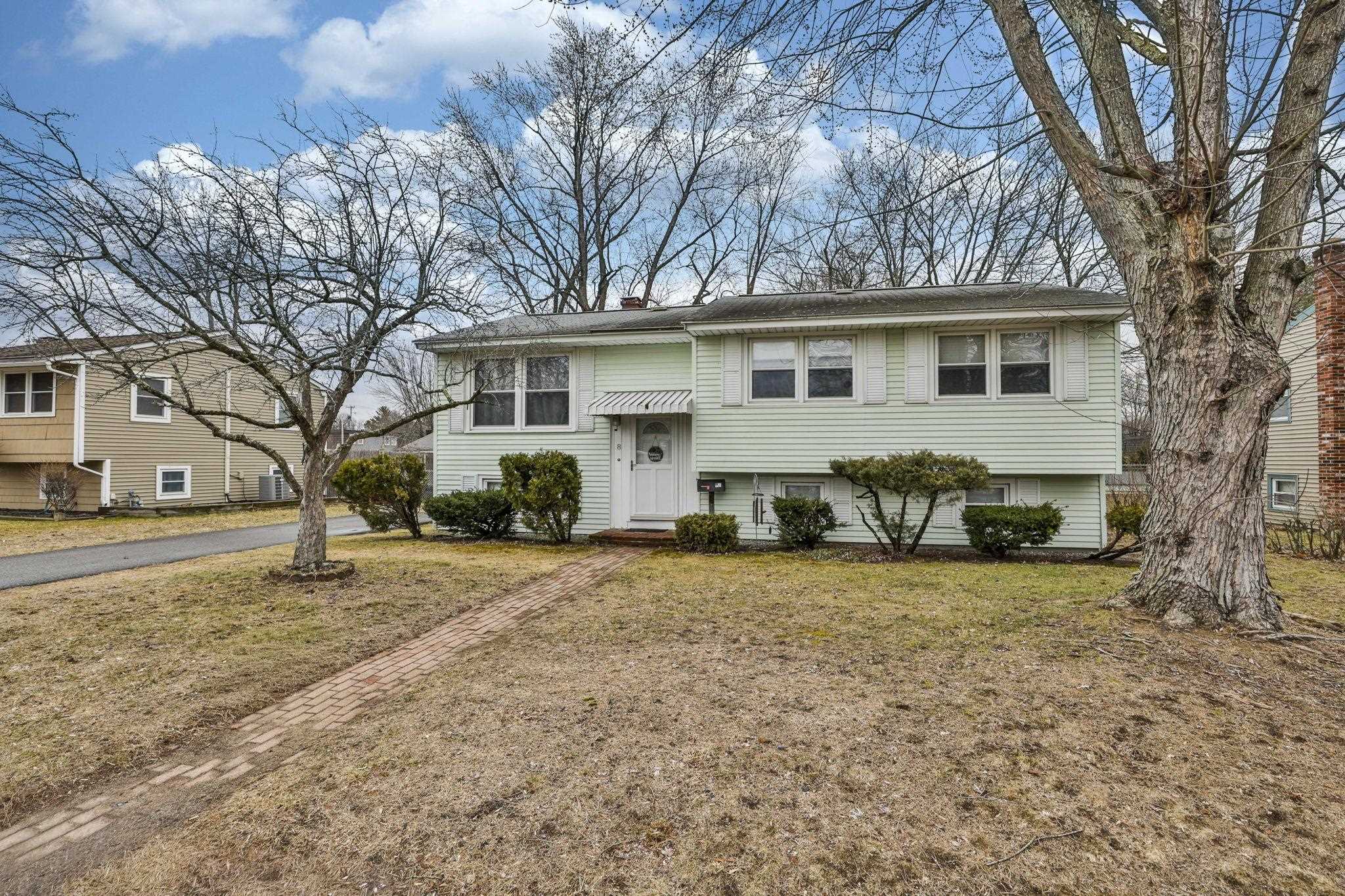 8 Kingston Dr, Nashua, NH 03060