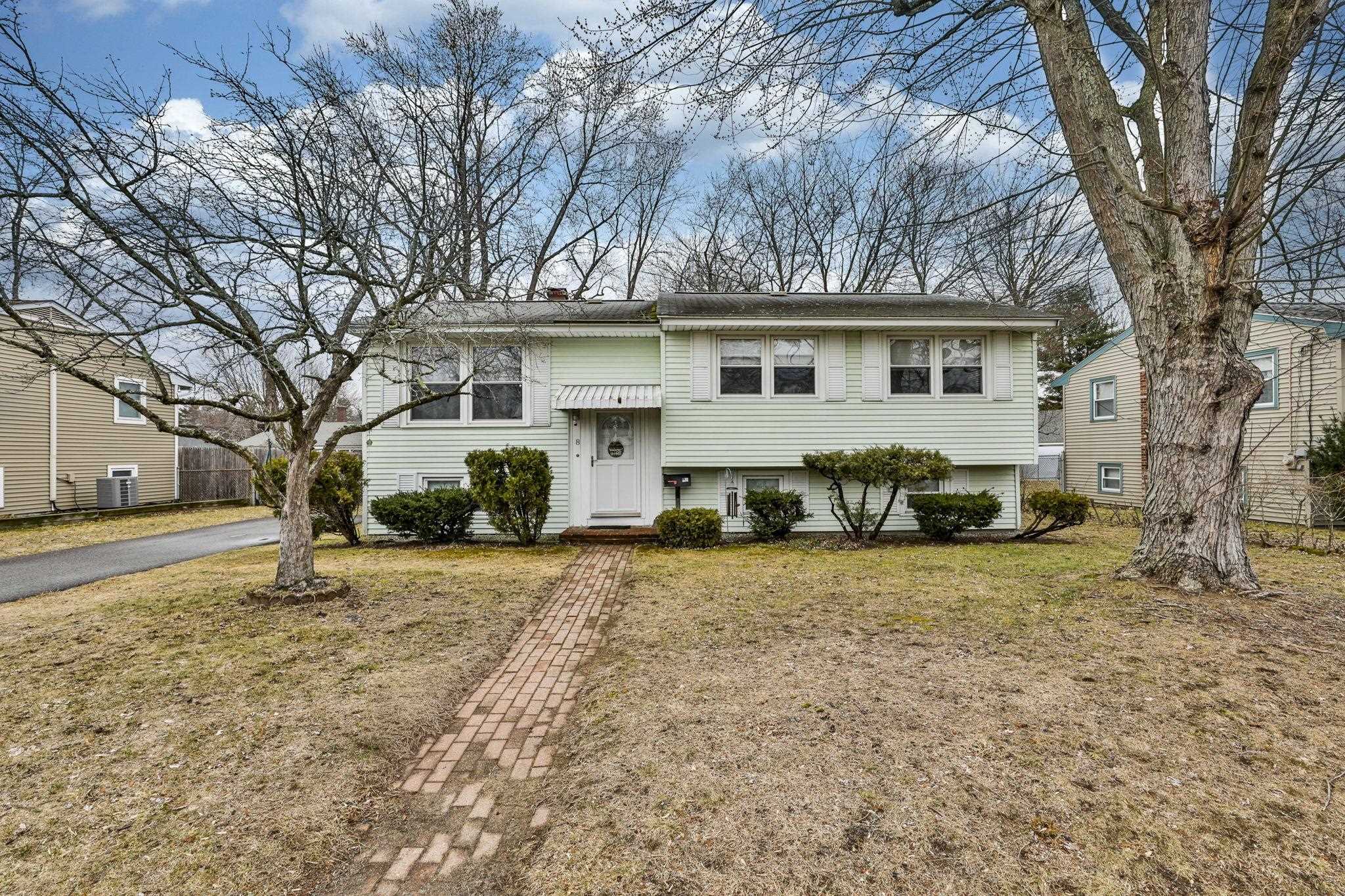 8 Kingston Dr, Nashua, NH 03060