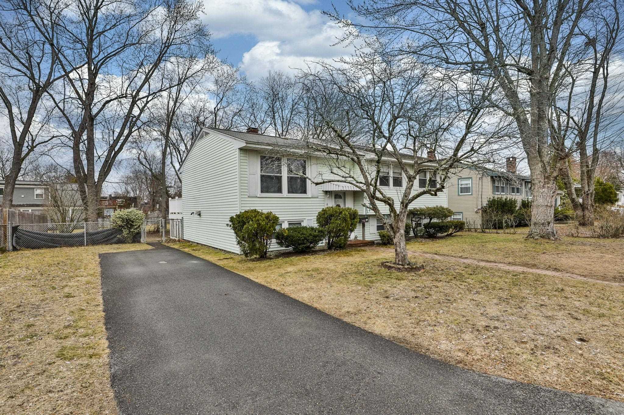 8 Kingston Dr, Nashua, NH 03060