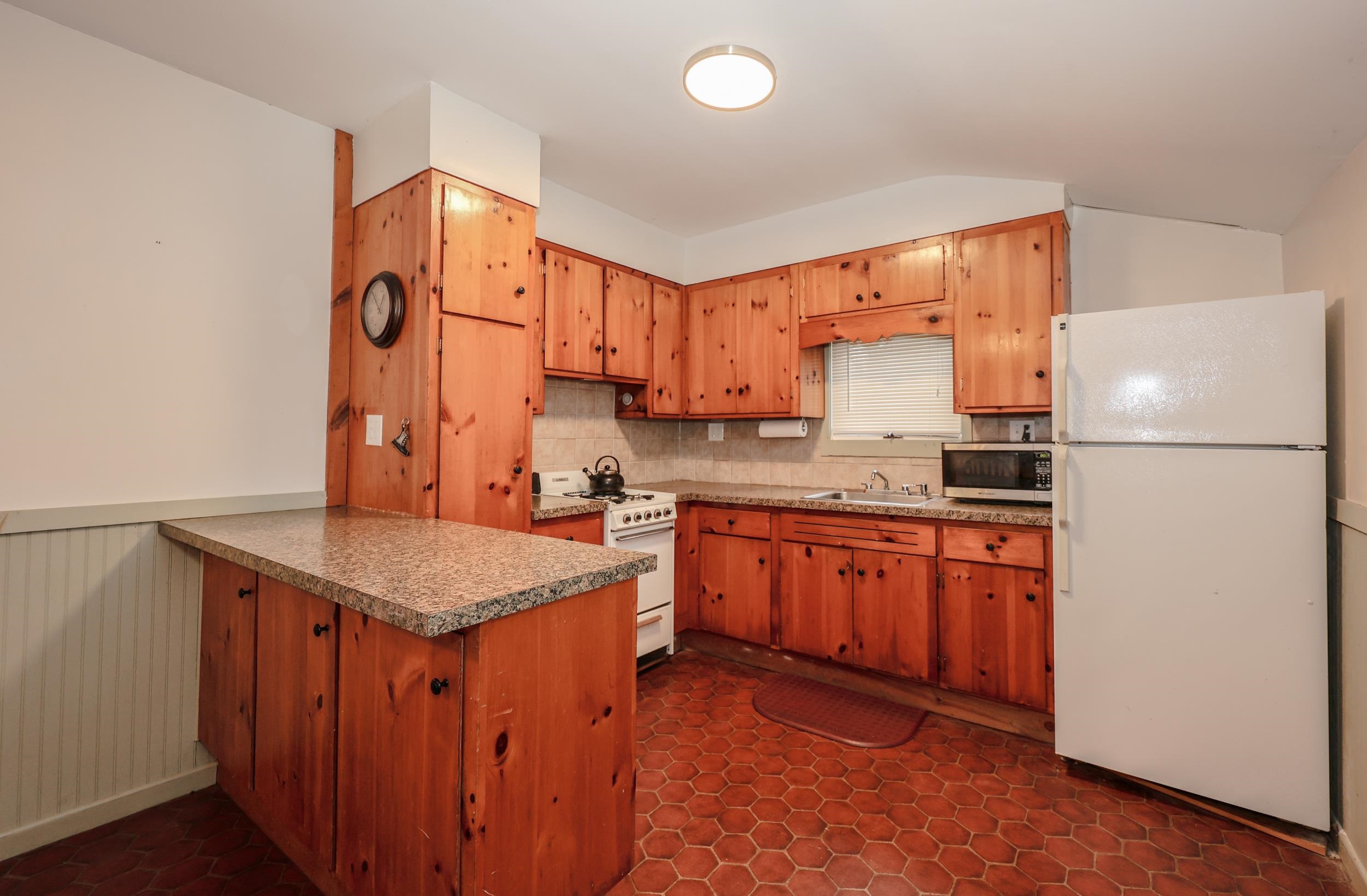 44 W Huntress Pond Rd, Barnstead, NH 03225