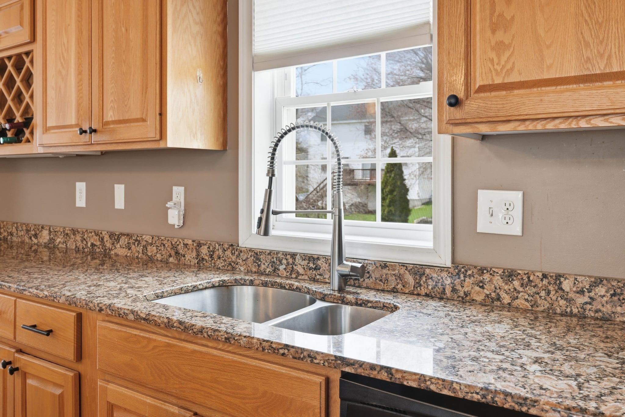 15 Taschereau Blvd, Nashua, NH 03062