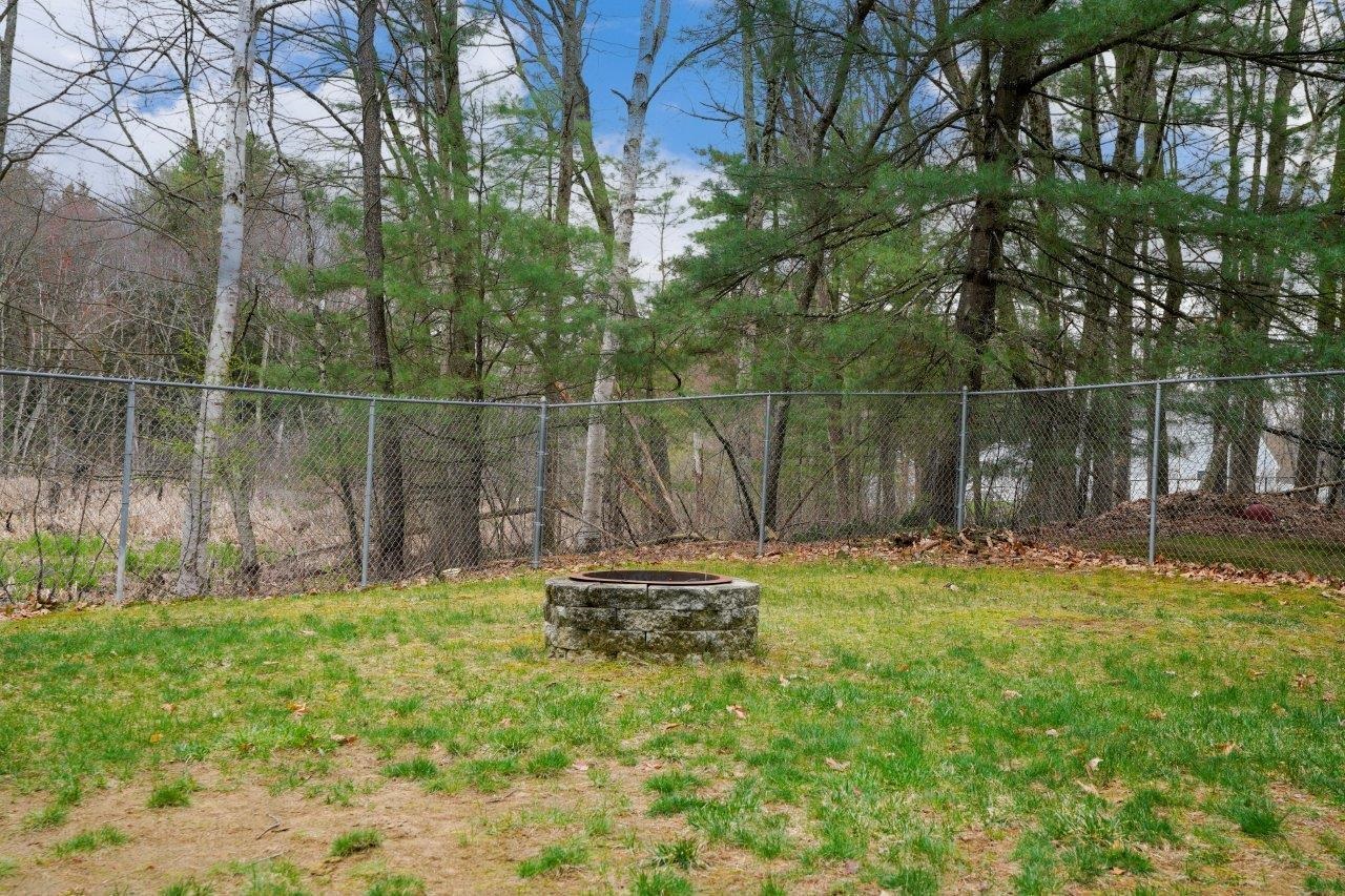 21 W Chamberlain Rd, Merrimack, NH 03054