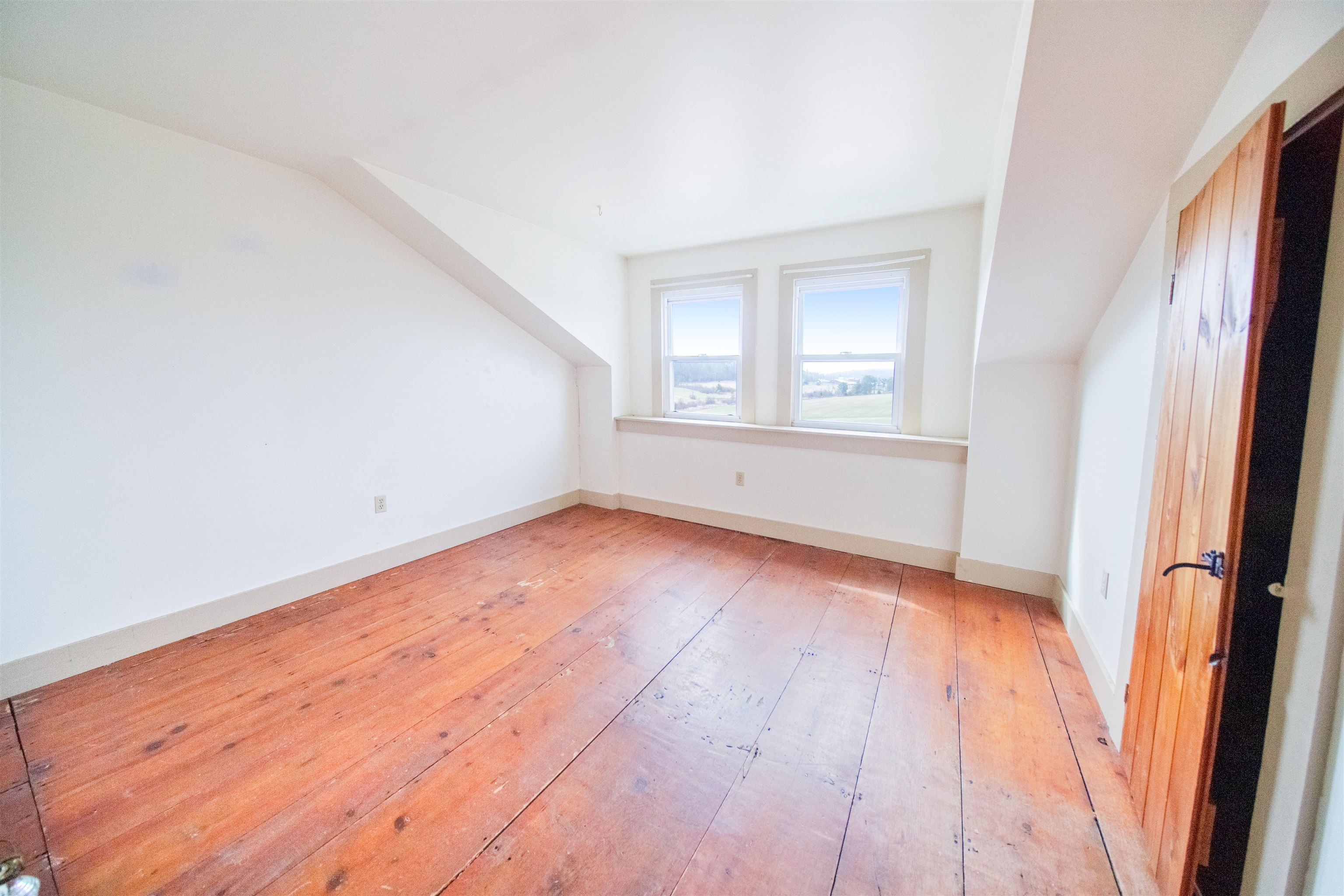 Upstairs middle bedroom