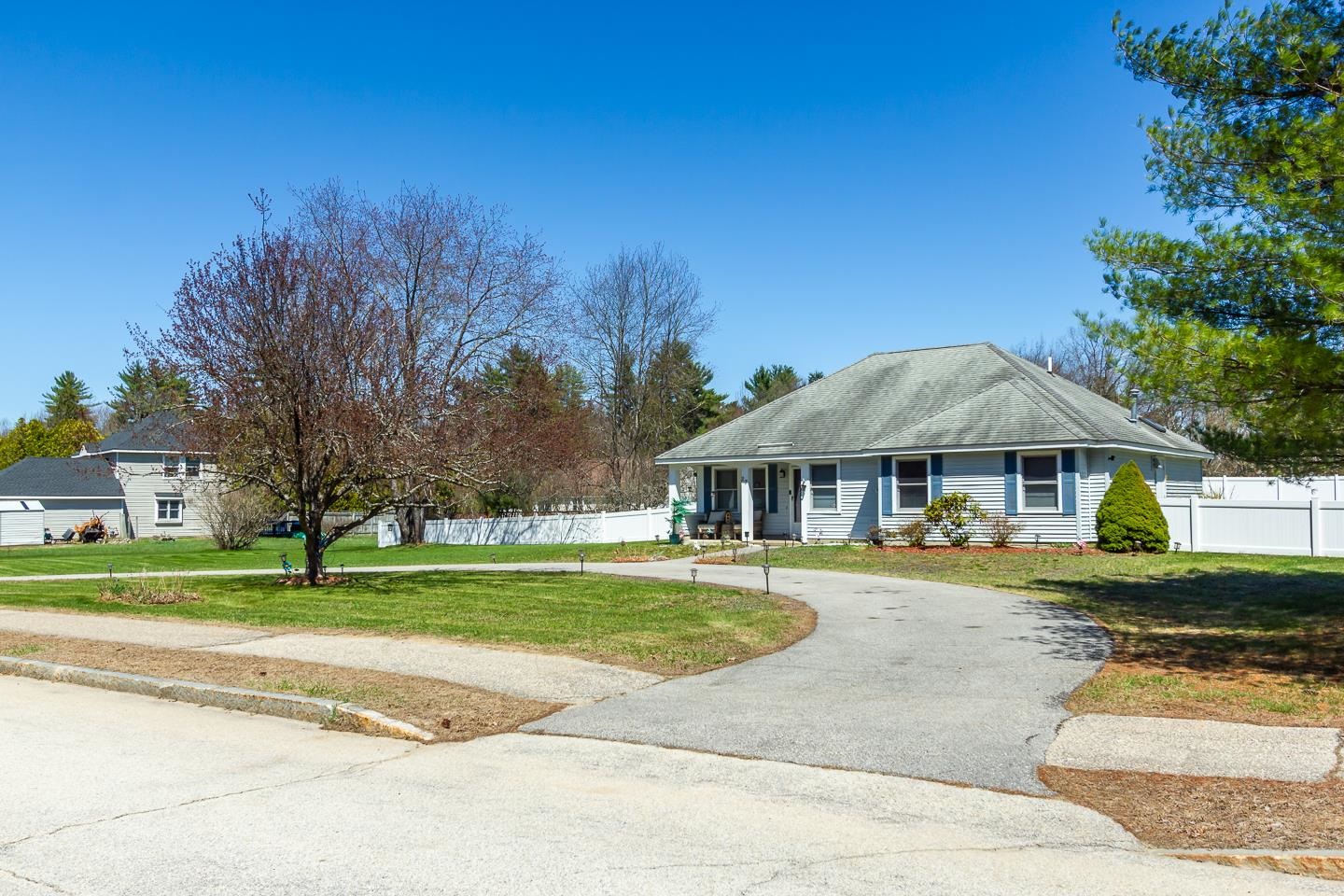 27 Primrose Ln, Concord, NH 03303