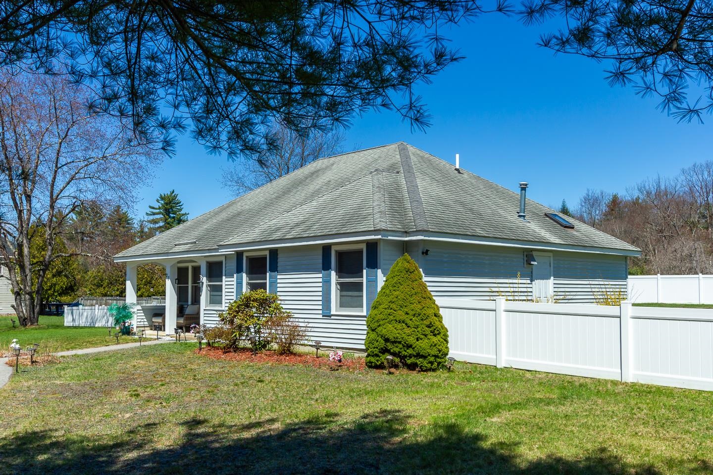 27 Primrose Ln, Concord, NH 03303