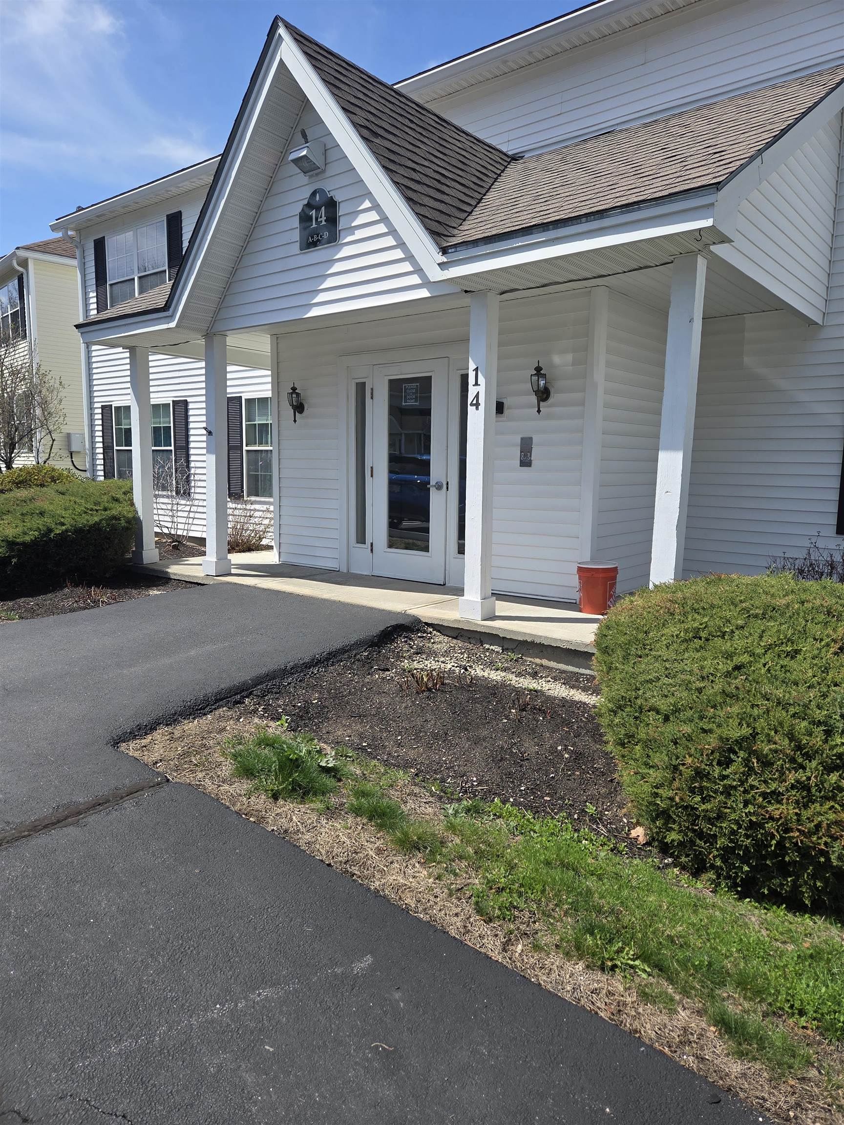 14 Tampa Dr, Rochester, NH 03867