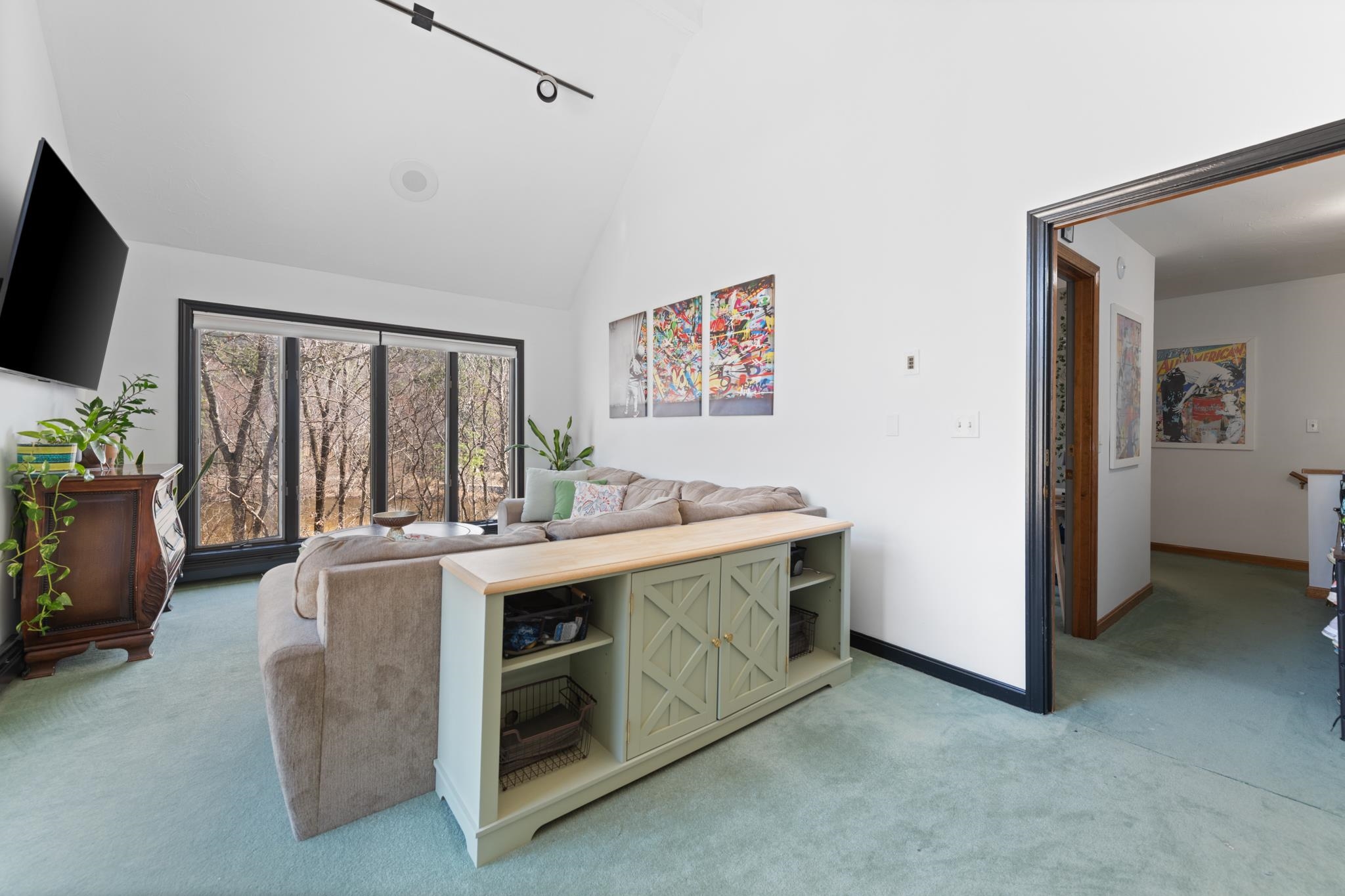 High ceilings and tons of windows that overlook the dam will make it so you never want to leave!