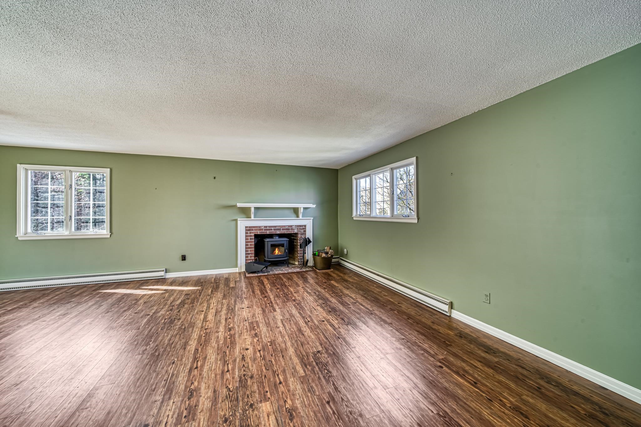 19 Hilltop Pl, New London, NH 03257