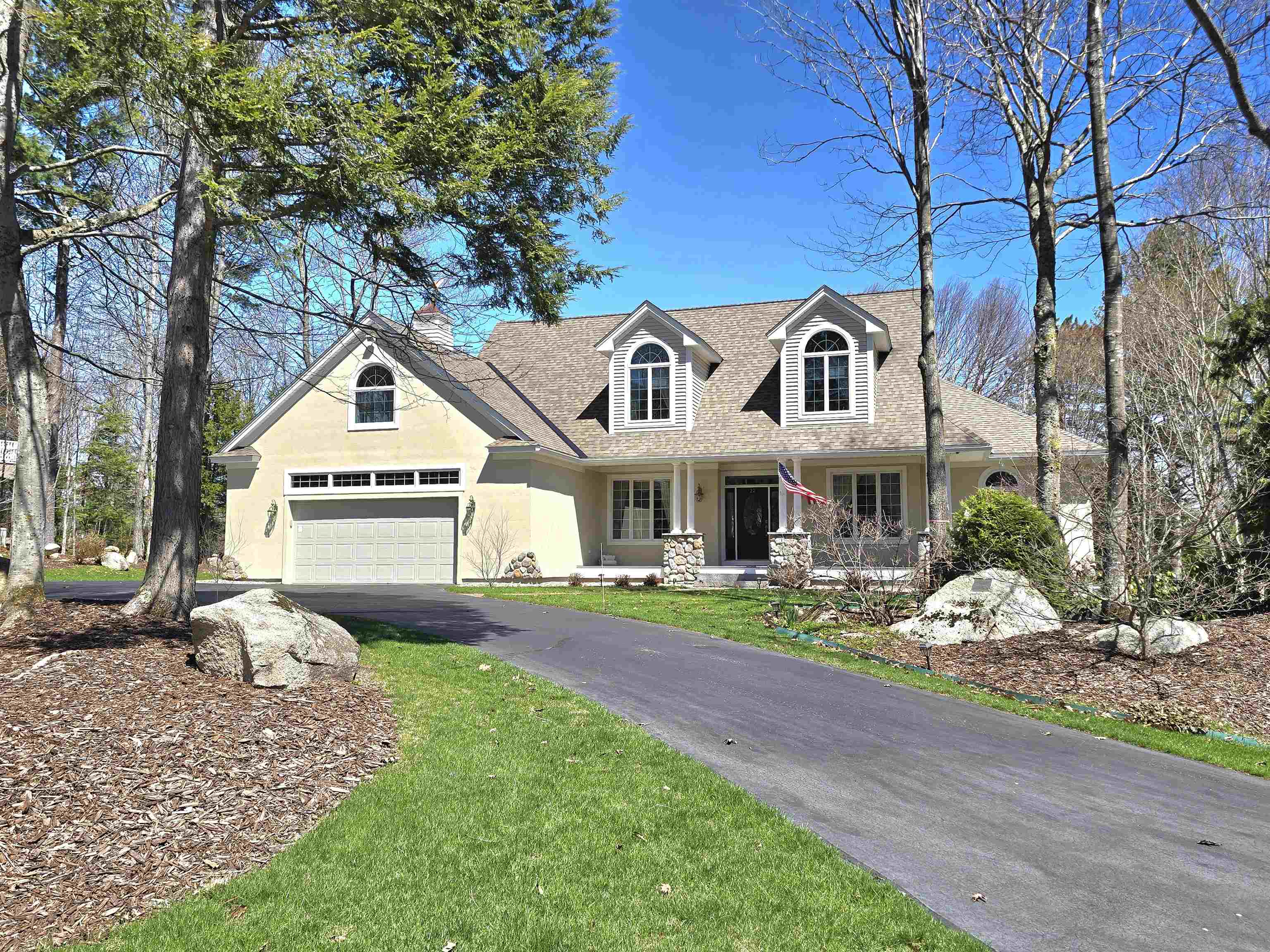 22 - 12 Moat Ln, Hales Location, NH 03860