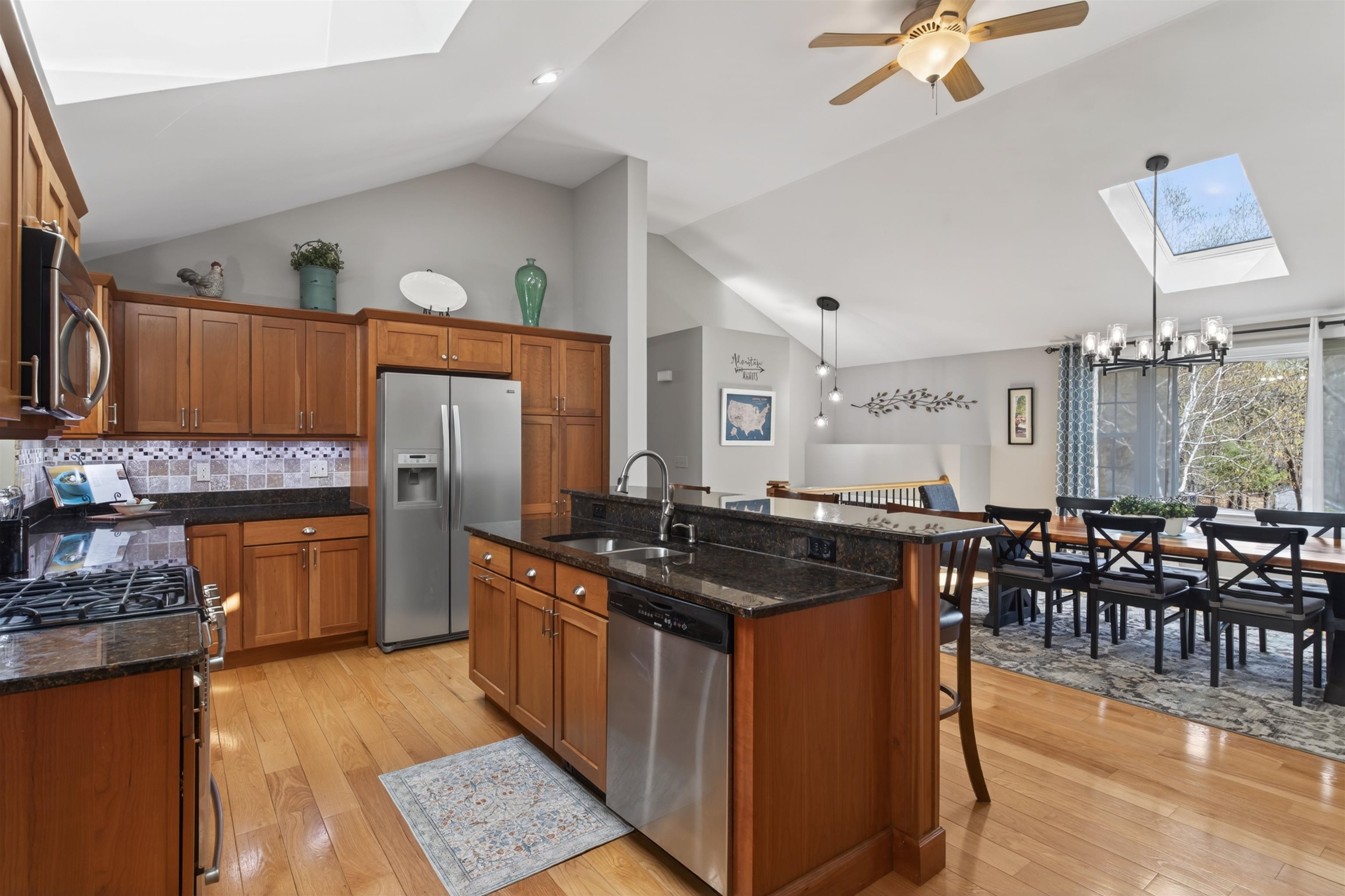 5 Maureen Ln, Hudson, NH 03051