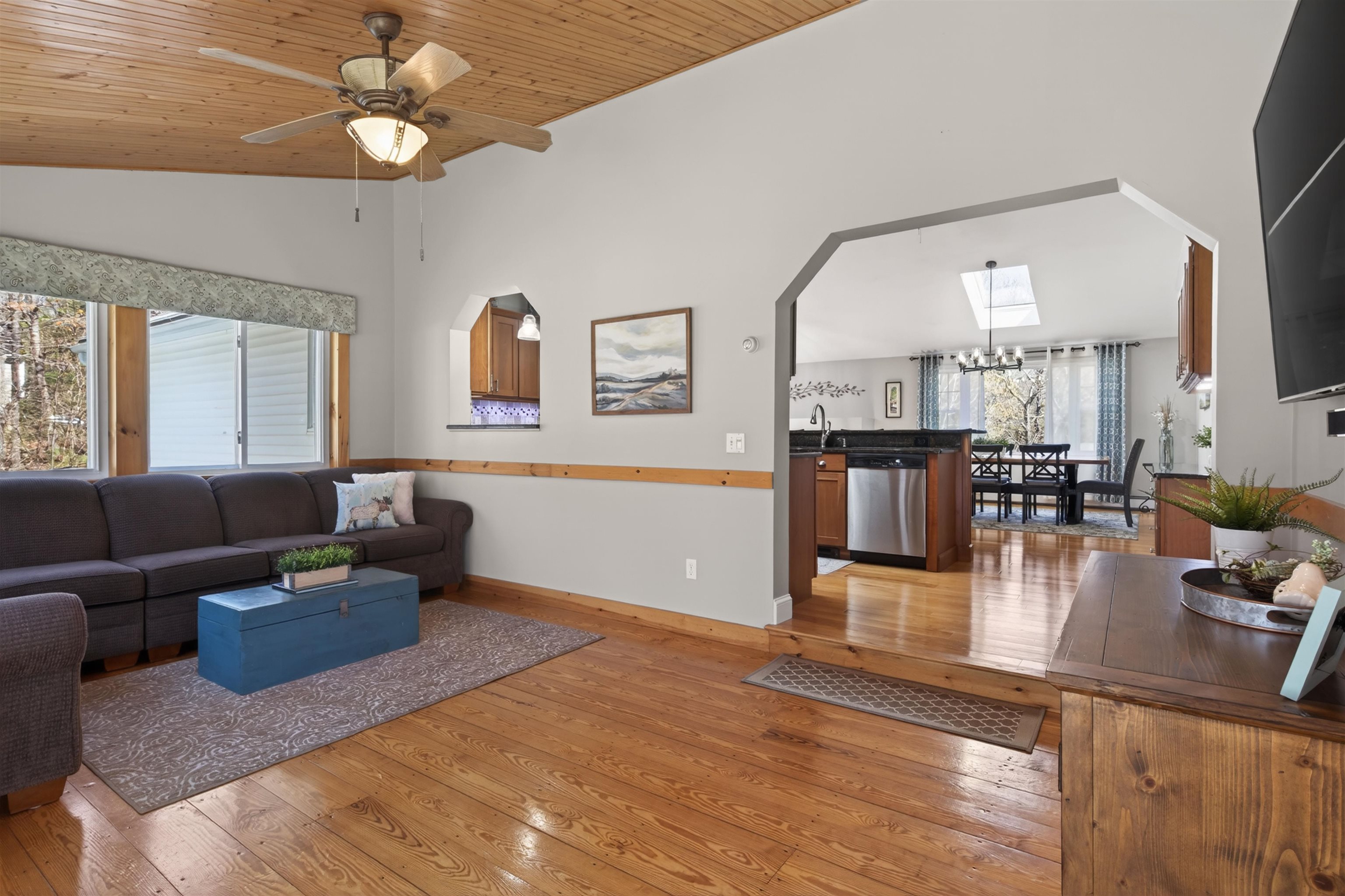 5 Maureen Ln, Hudson, NH 03051