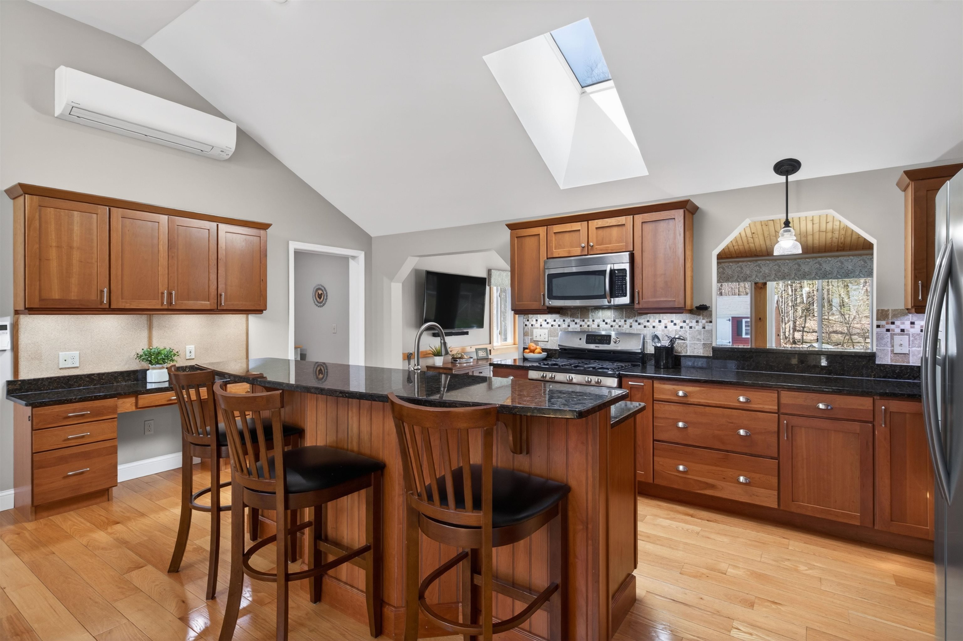 5 Maureen Ln, Hudson, NH 03051