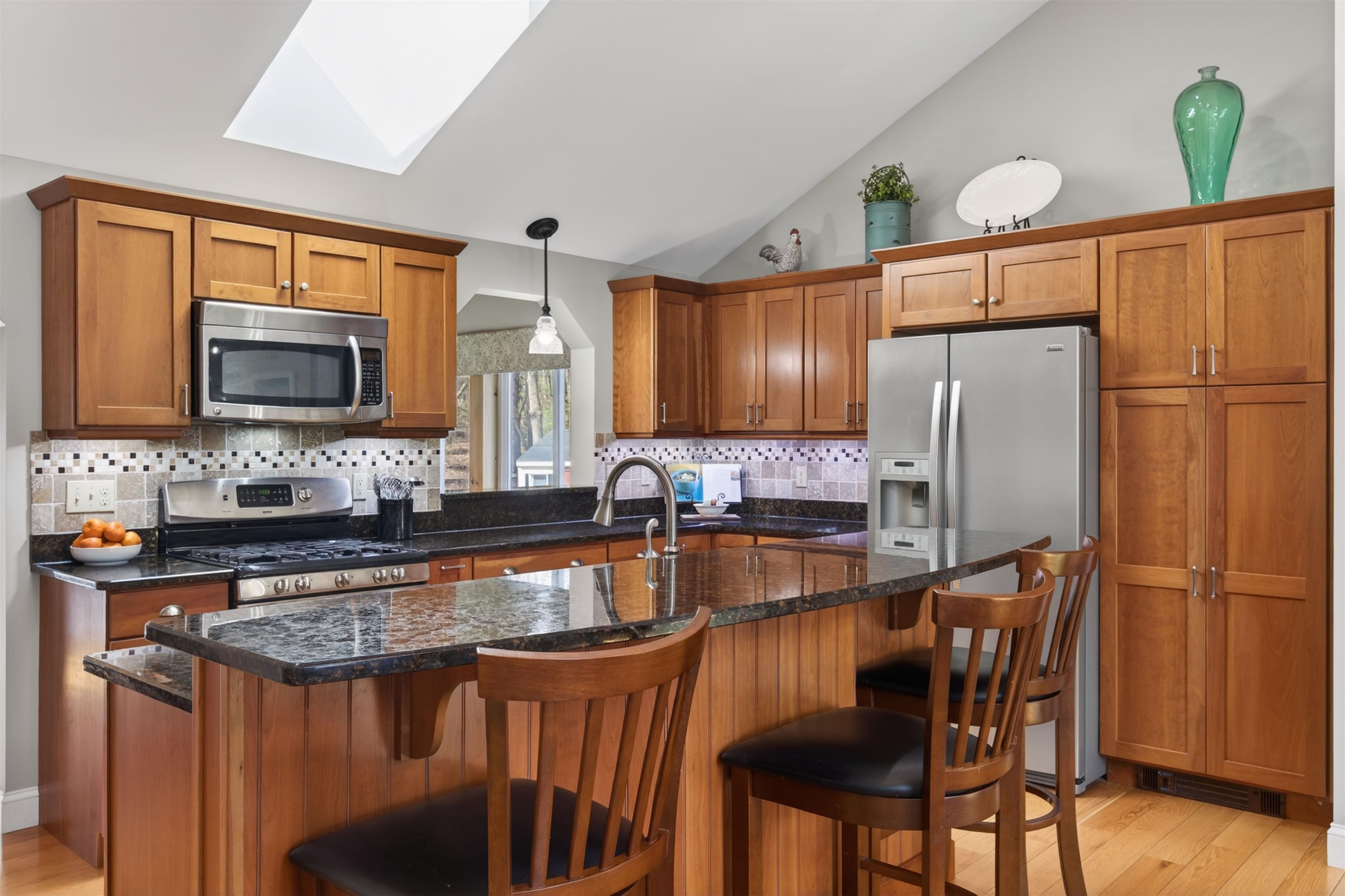 5 Maureen Ln, Hudson, NH 03051