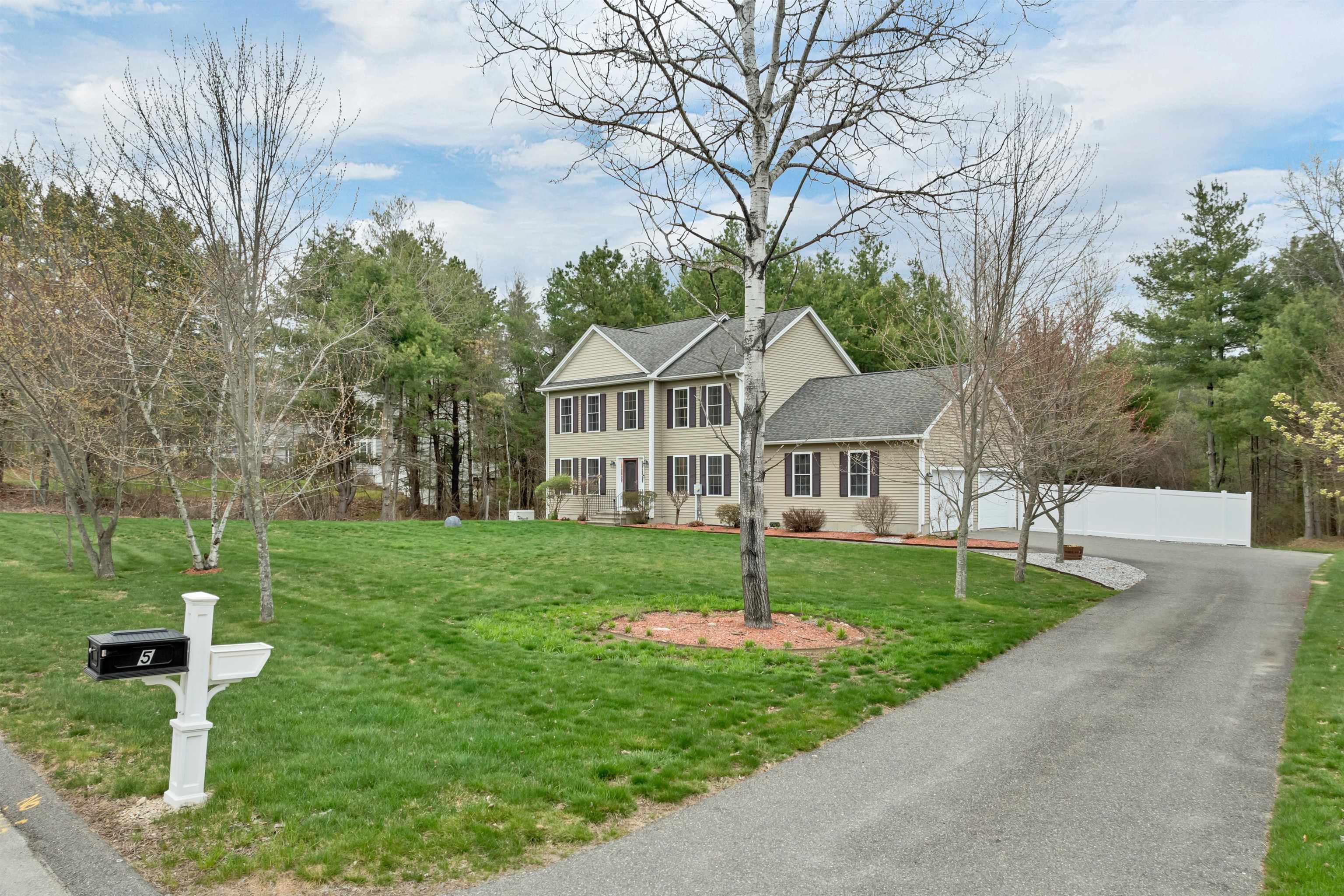 5 Berlang Rd, Londonderry, NH 03053