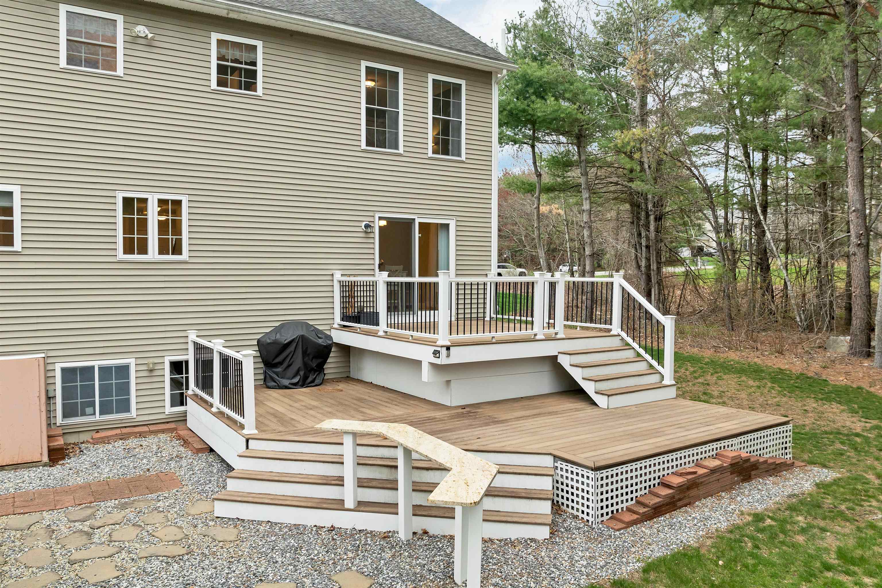 5 Berlang Rd, Londonderry, NH 03053