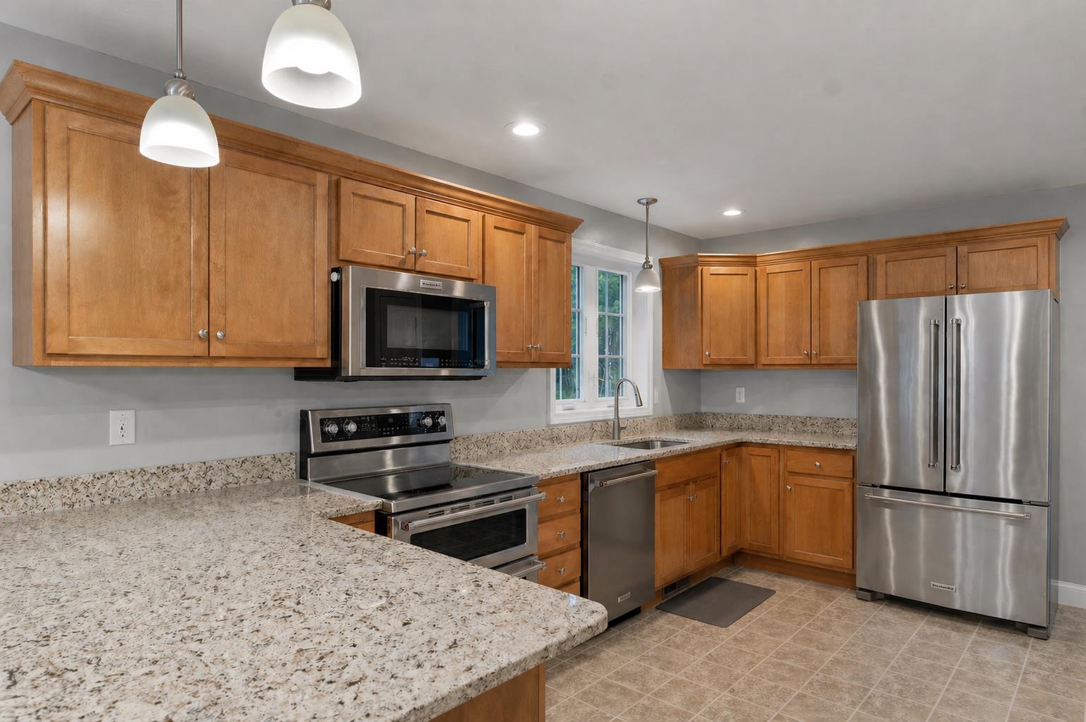 5 Berlang Rd, Londonderry, NH 03053