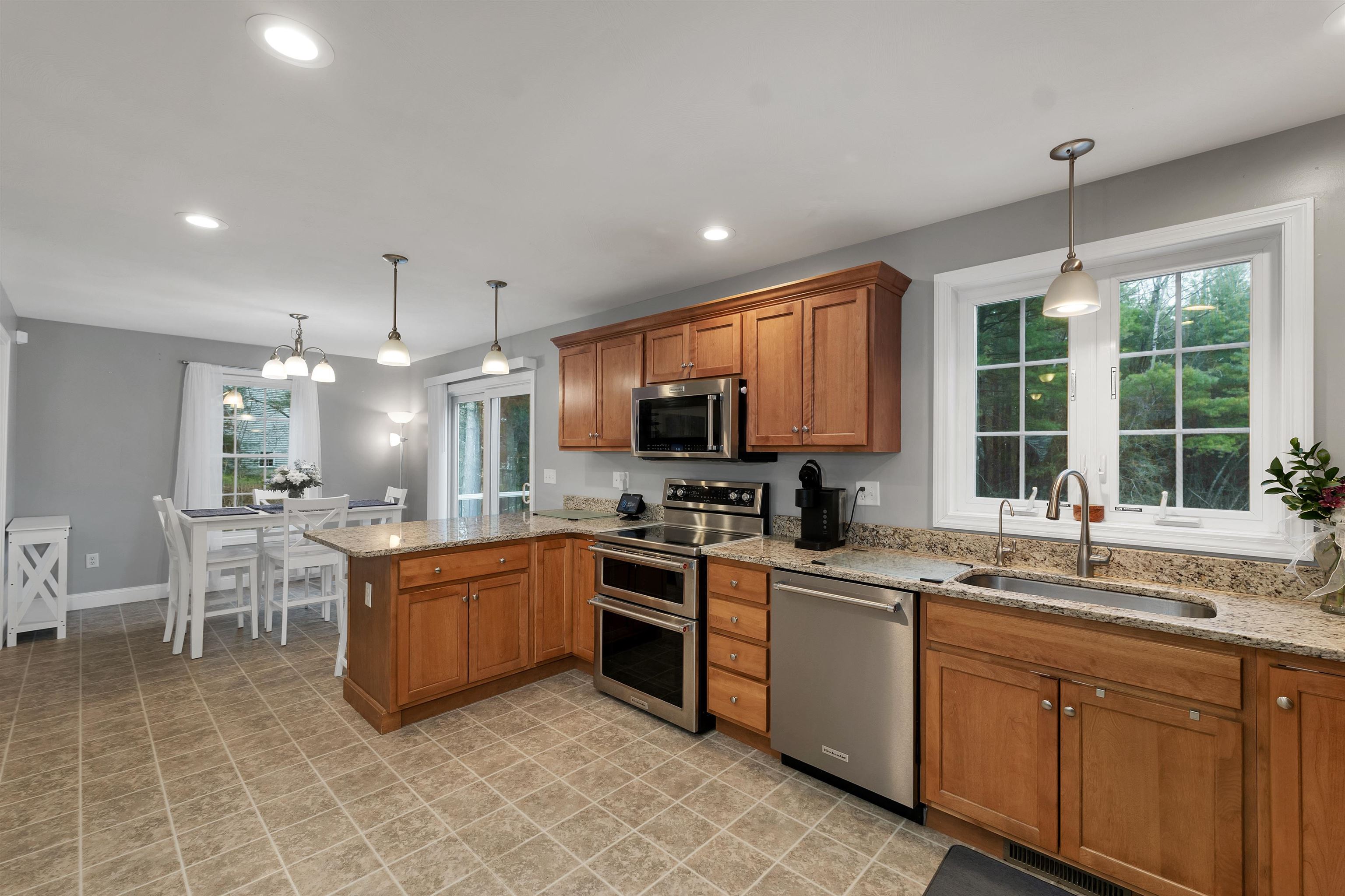 5 Berlang Rd, Londonderry, NH 03053