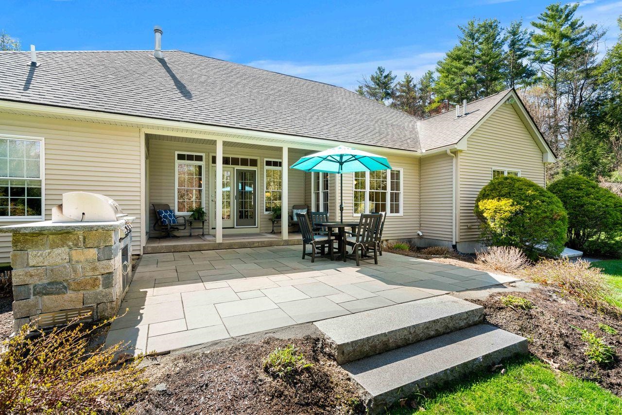 12 Amber Ln, Bedford, NH 03110