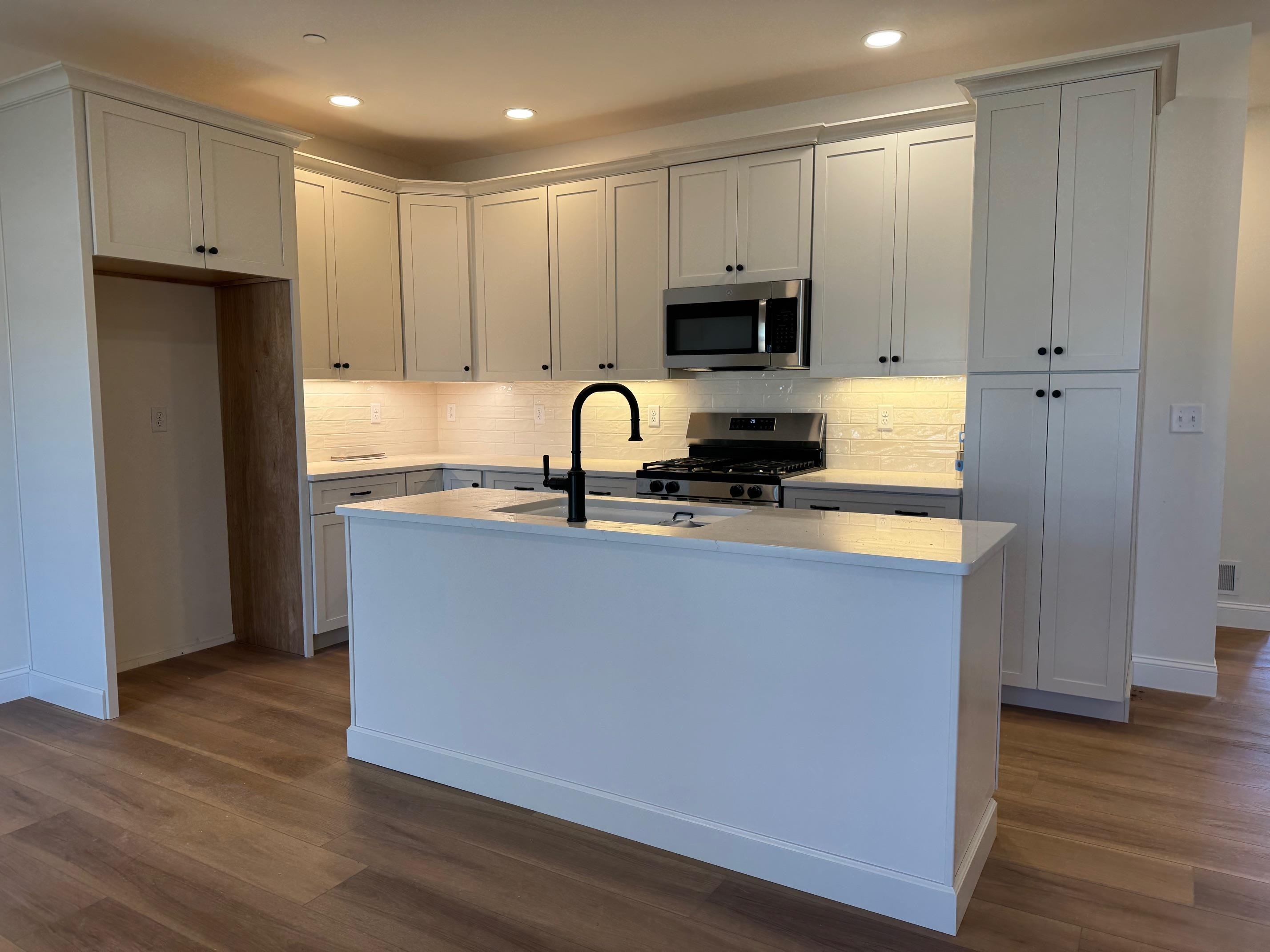 8A Dearborn Cir, Goffstown, NH 03045