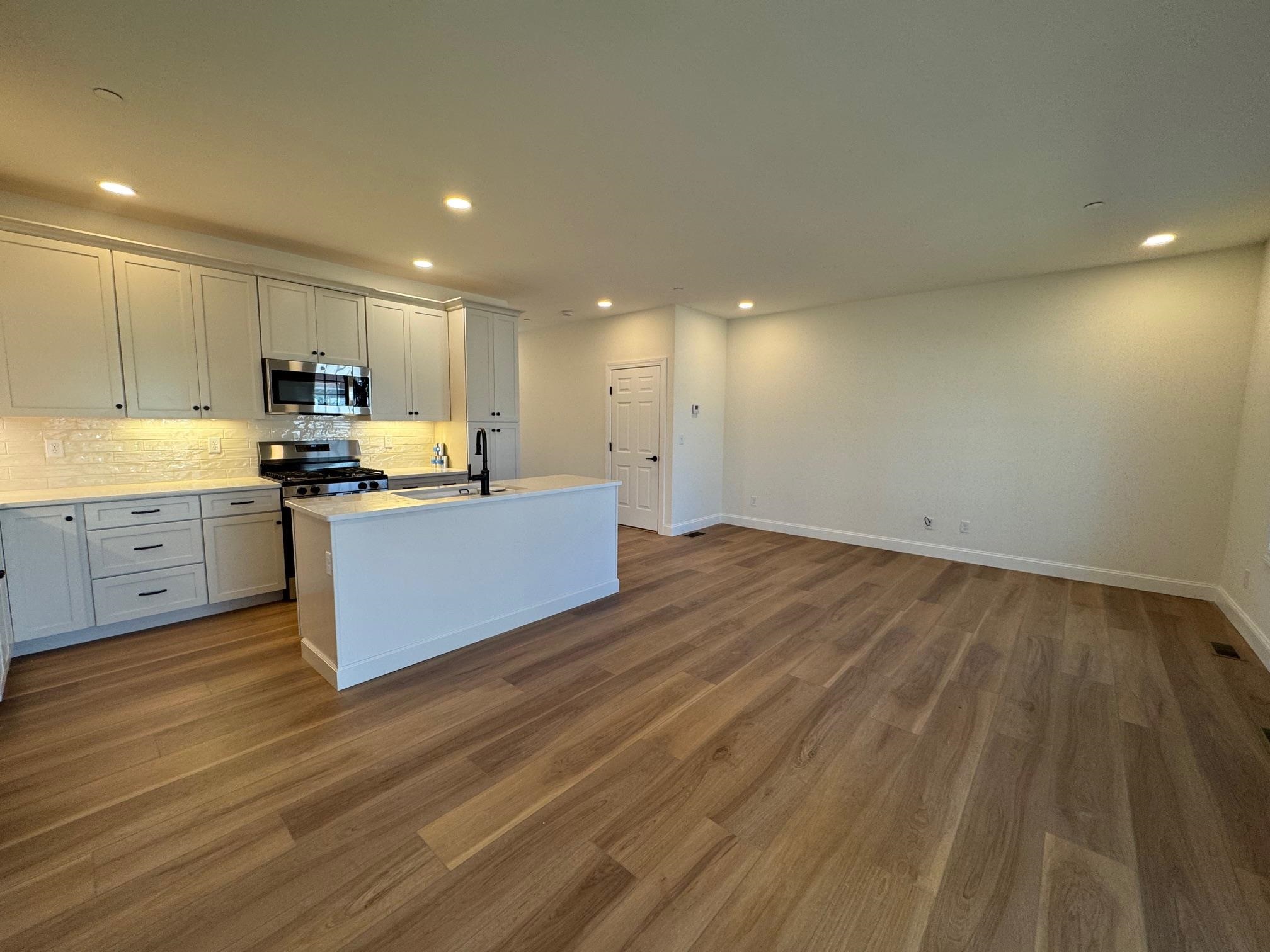 8A Dearborn Cir, Goffstown, NH 03045