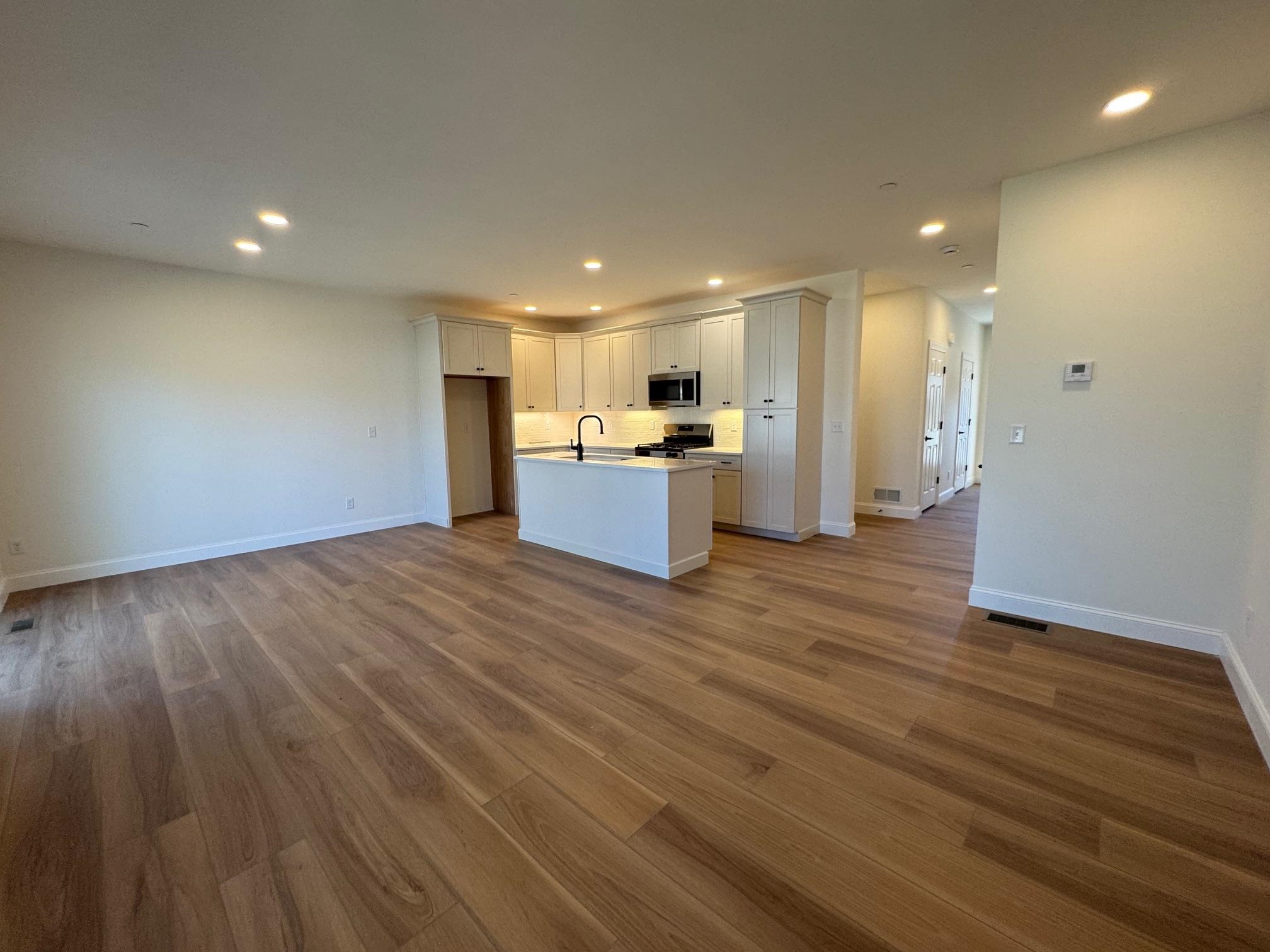 8A Dearborn Cir, Goffstown, NH 03045