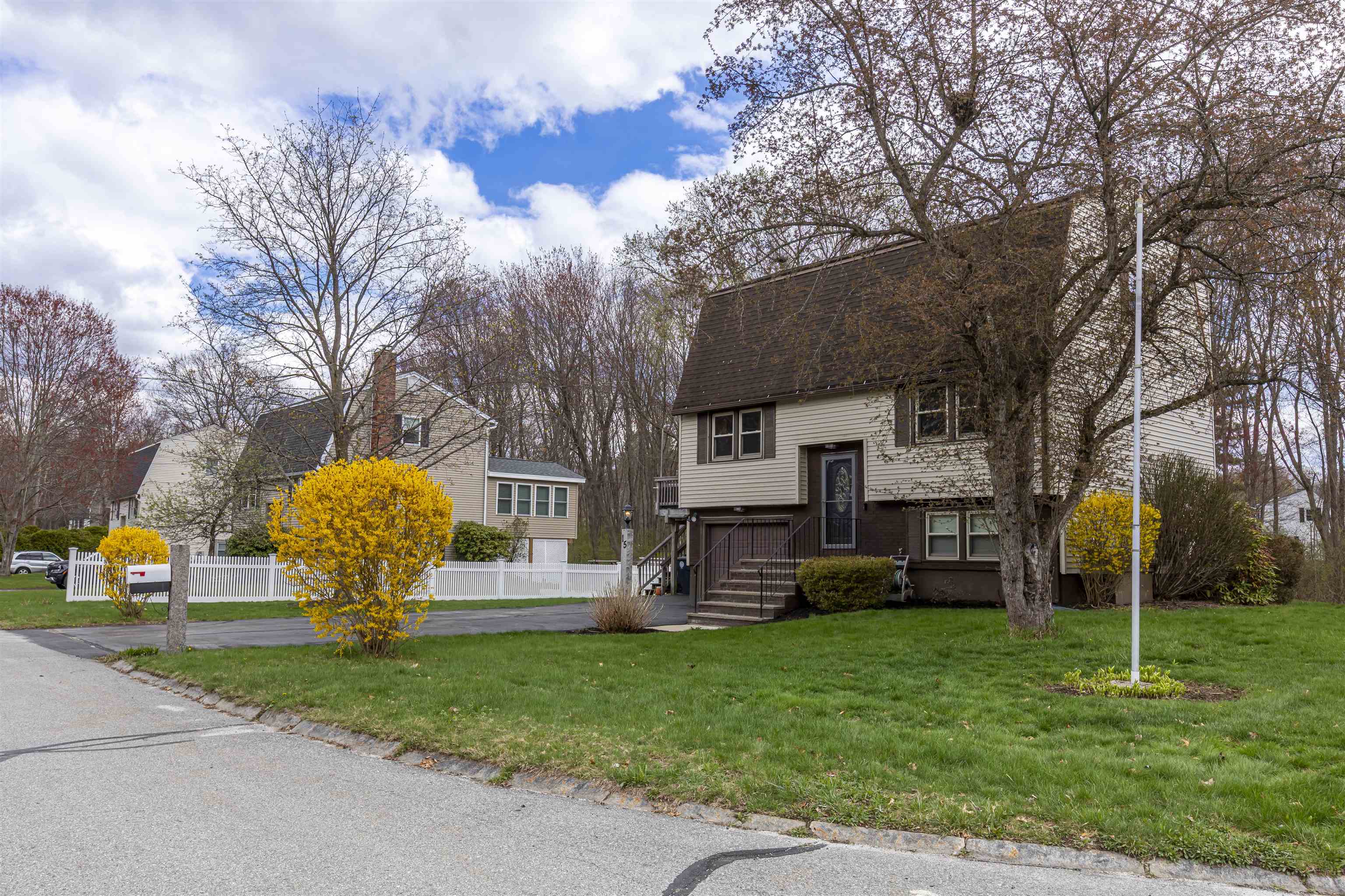 15 Elaine Dr, Nashua, NH 03062