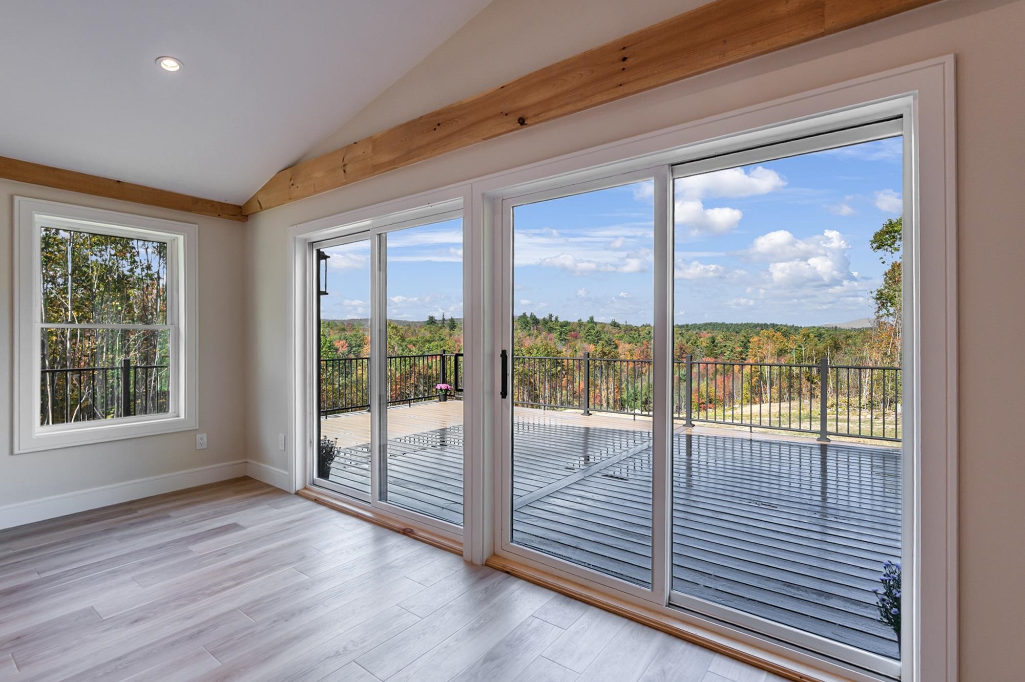 Large Sliders to Deck to Enjoy the Views 25116377