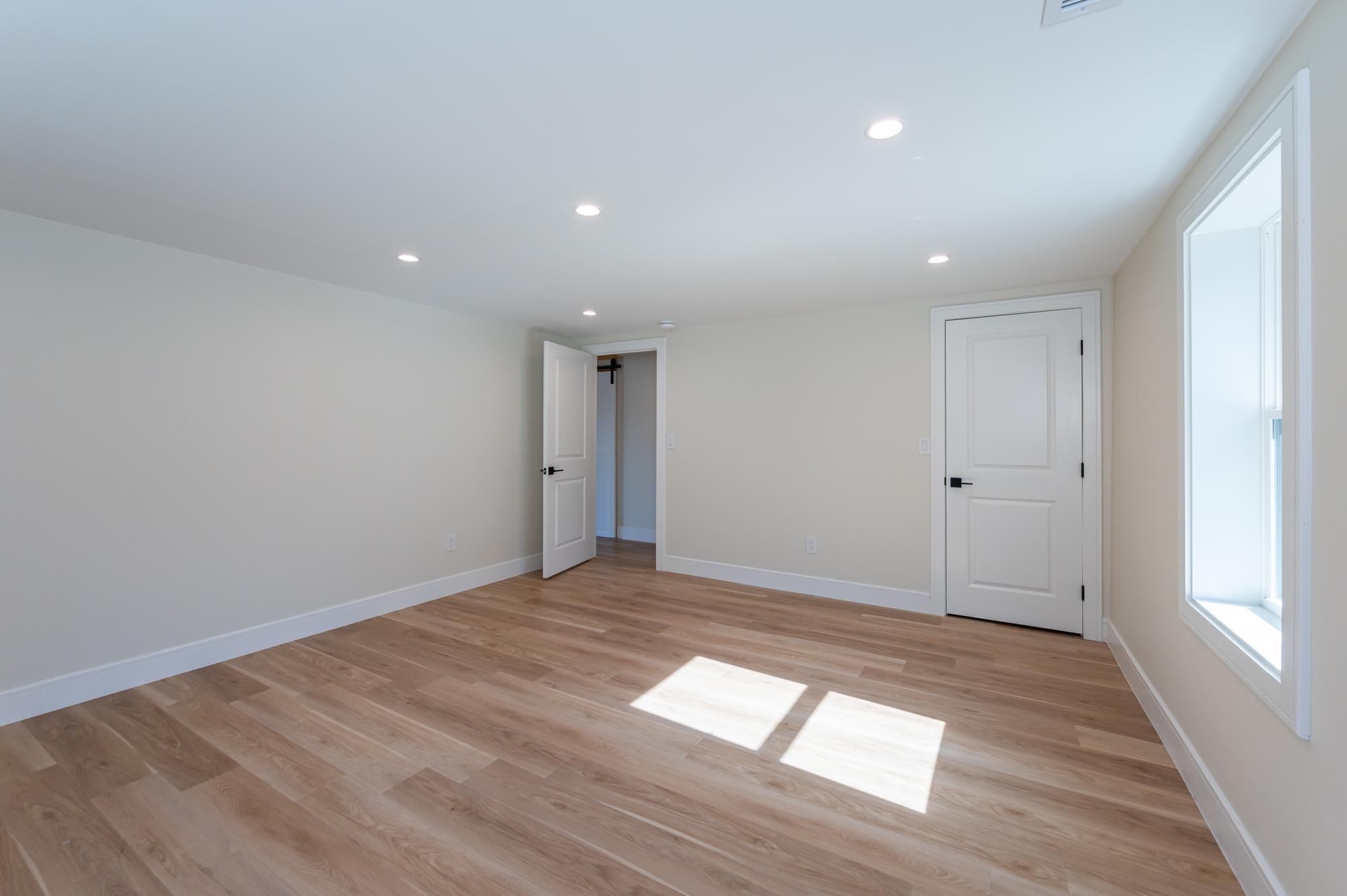 First Floor Bedroom with Natural Lights 25116389
