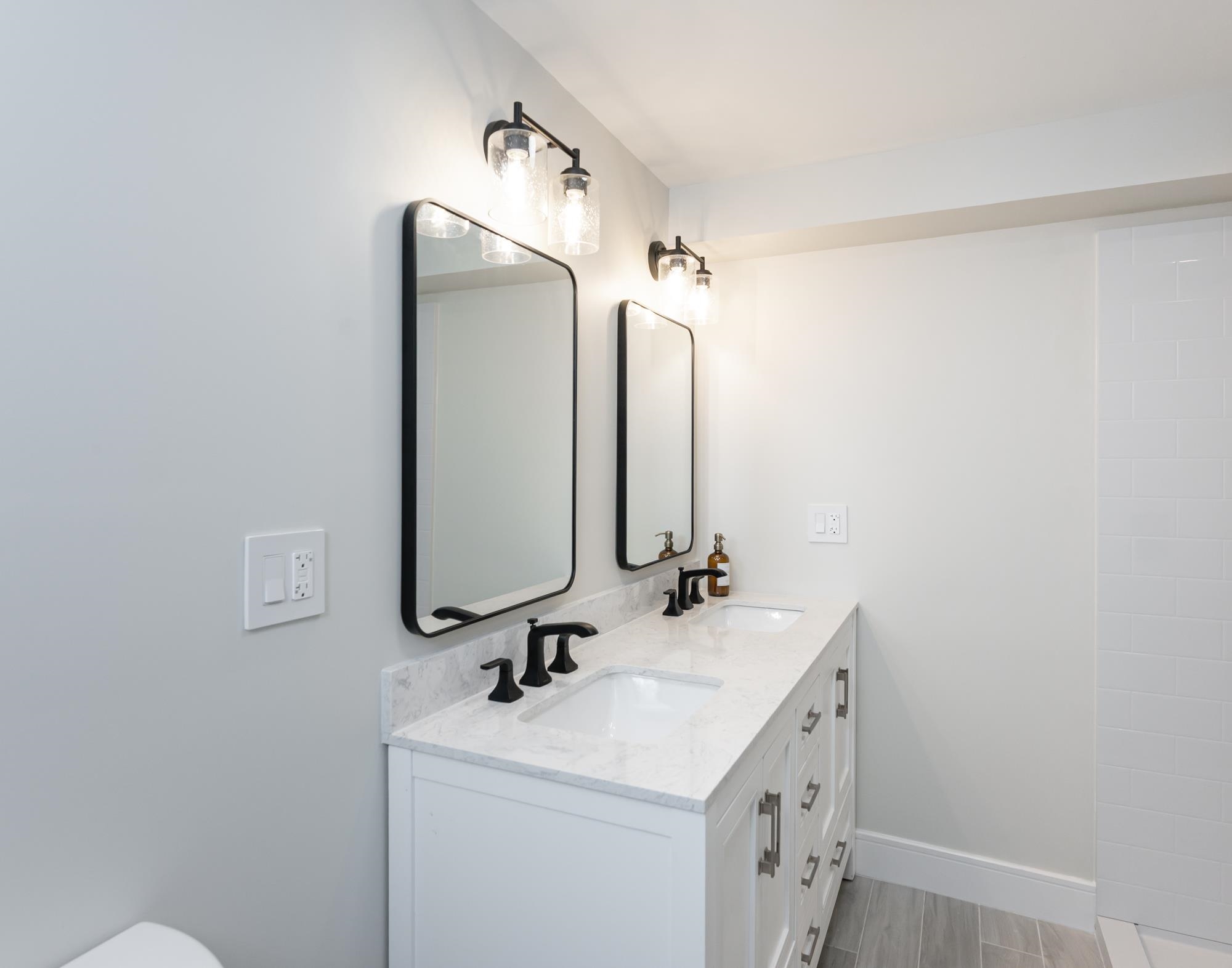 Primary Suite Bathroom with Double Sink 25116395