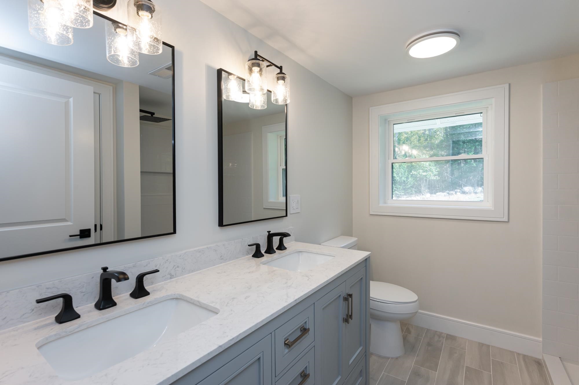 2nd Floor Bathroom 25116402