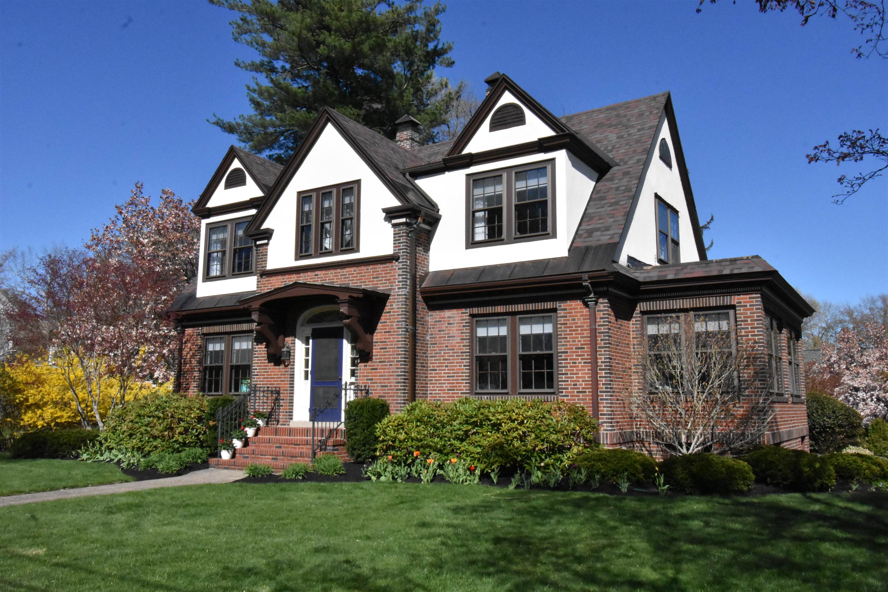 37 Chester St, Nashua, NH 03064