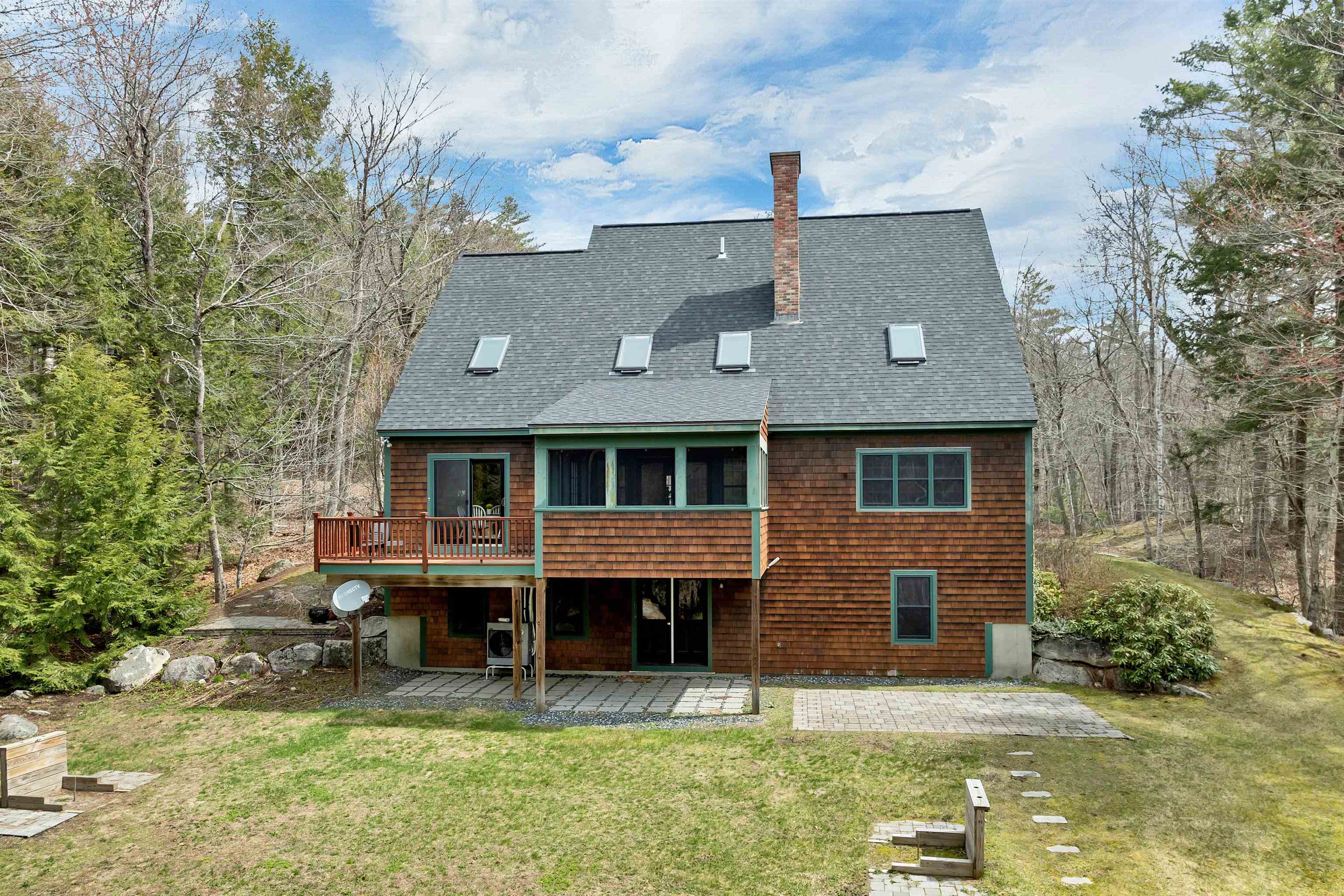 518 Old Main St, New London, NH 03257