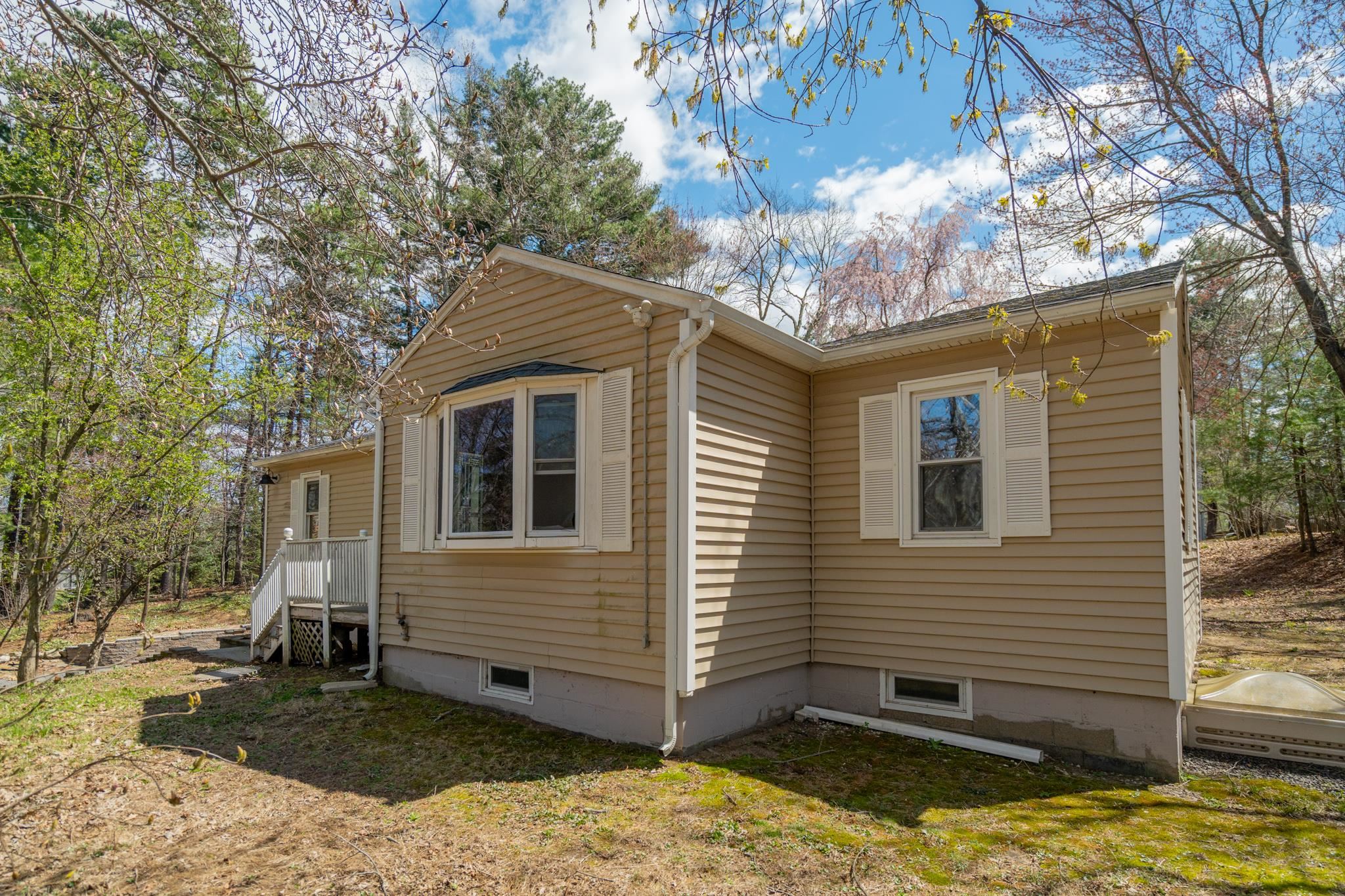 10 Beacon St, Londonderry, NH 03053