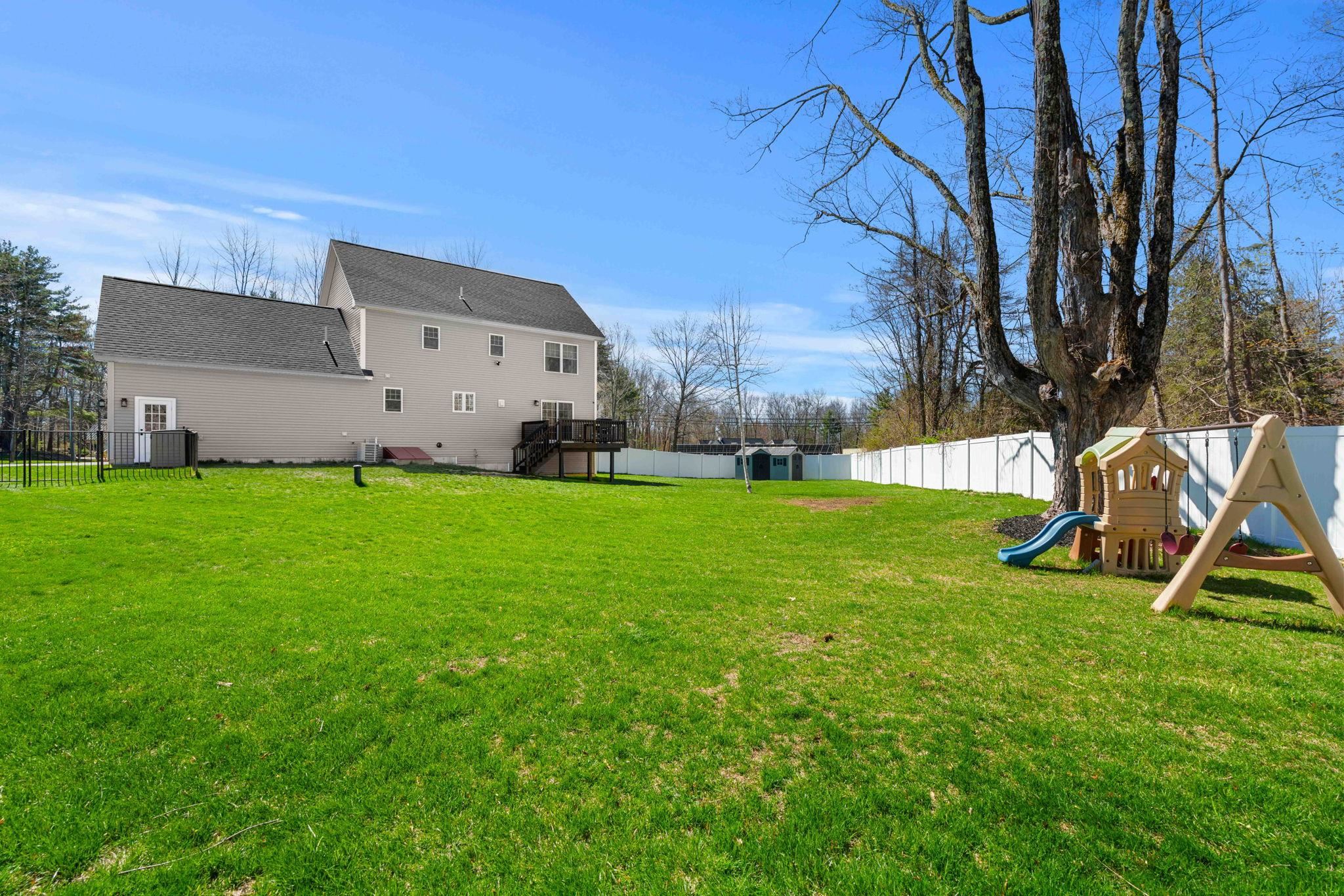 4 Overlook Dr, Epping, NH 03042