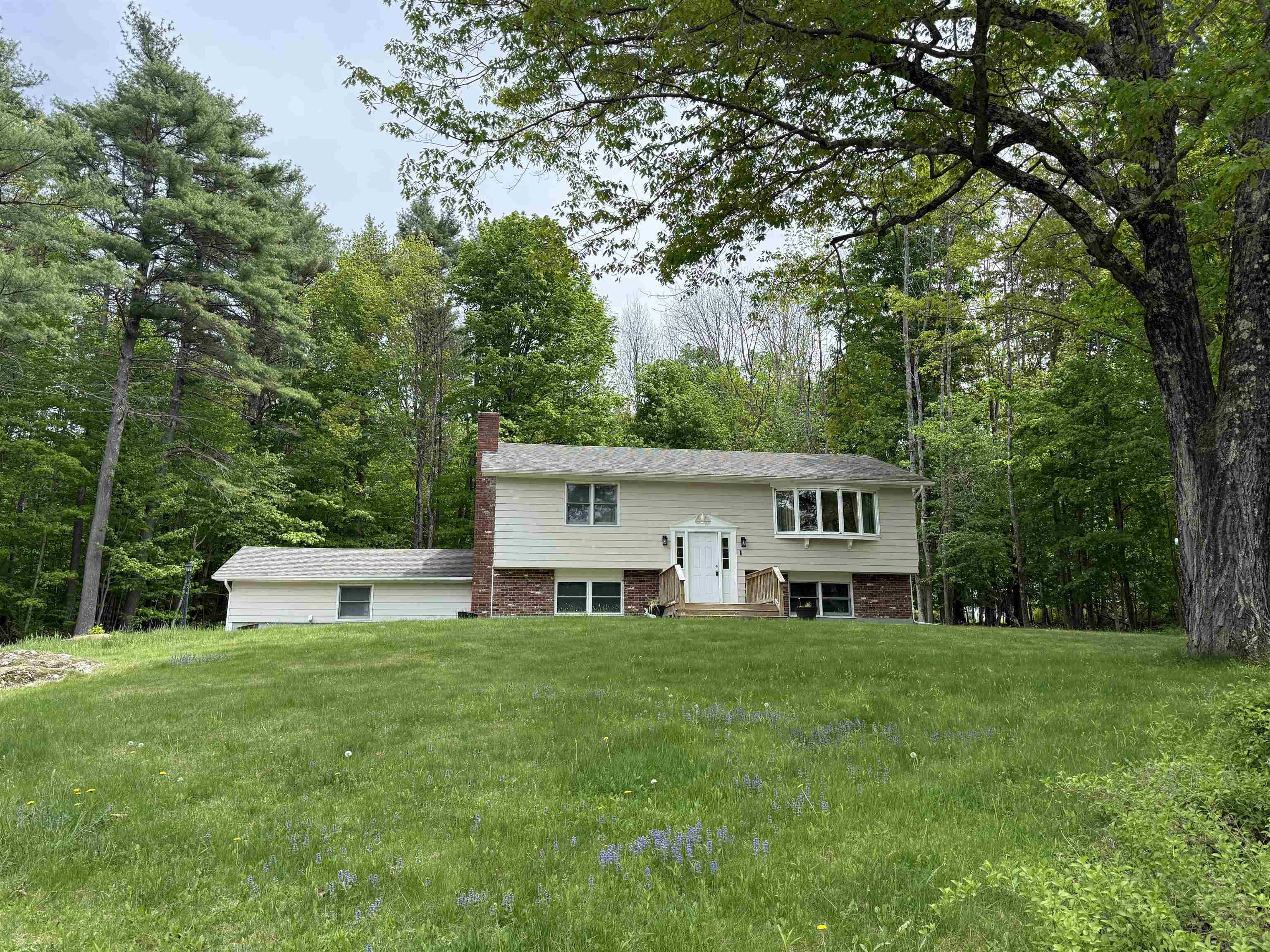 1 Robin Acres Dr, Wolfeboro, NH 03894
