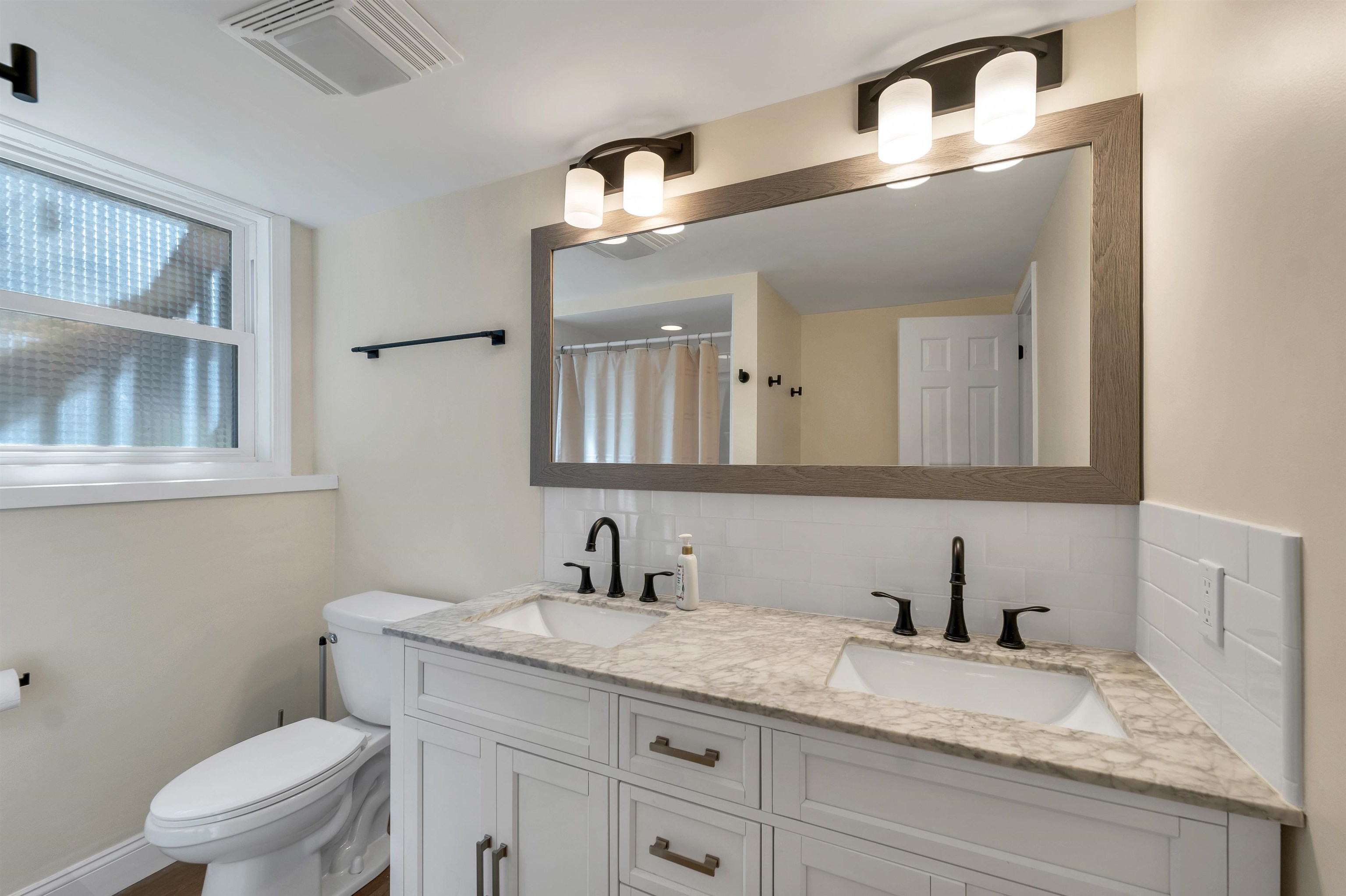 1 Robin Acres Dr, Wolfeboro, NH 03894