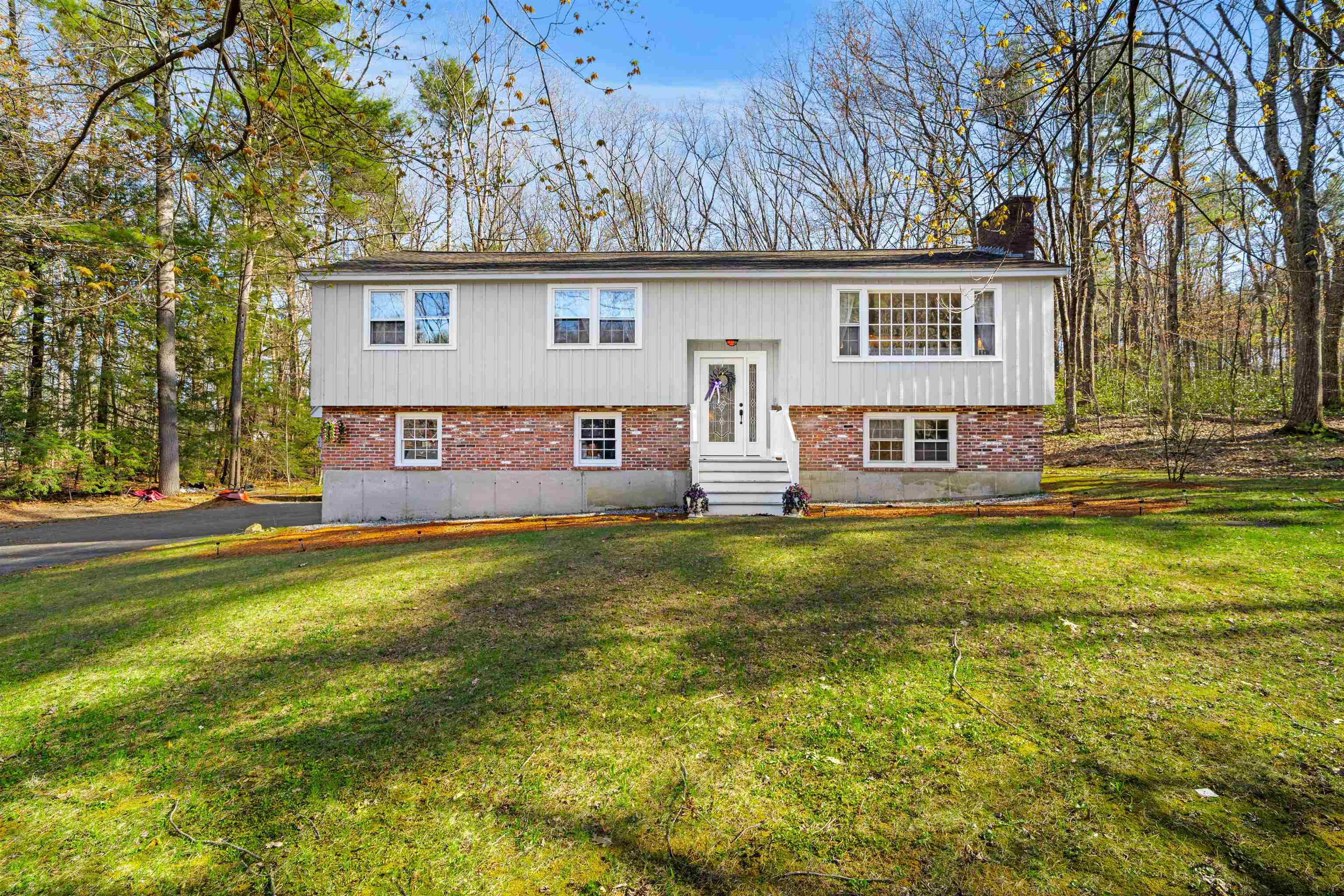 6 Newbury Dr, Amherst, NH 03031