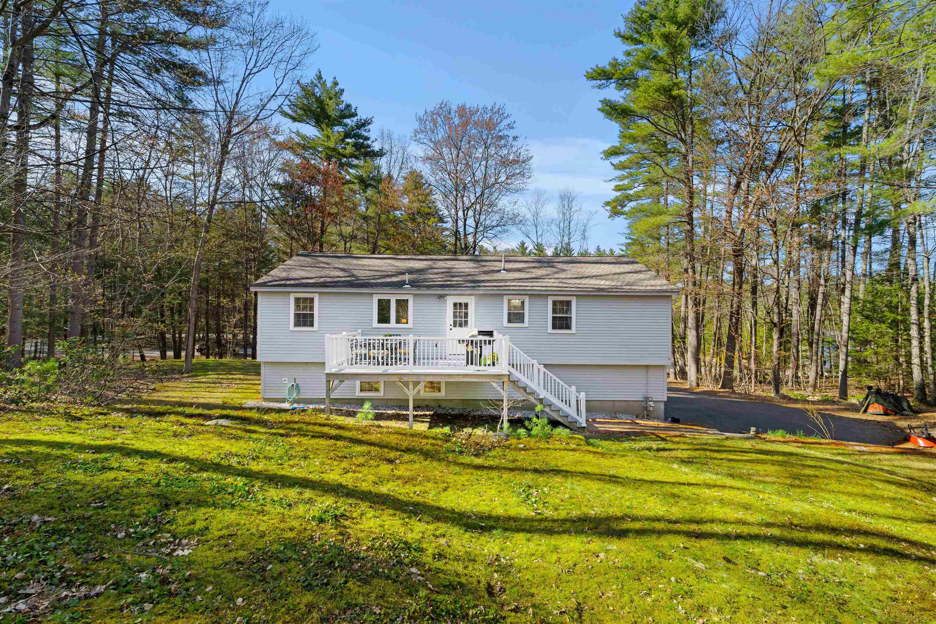 6 Newbury Dr, Amherst, NH 03031