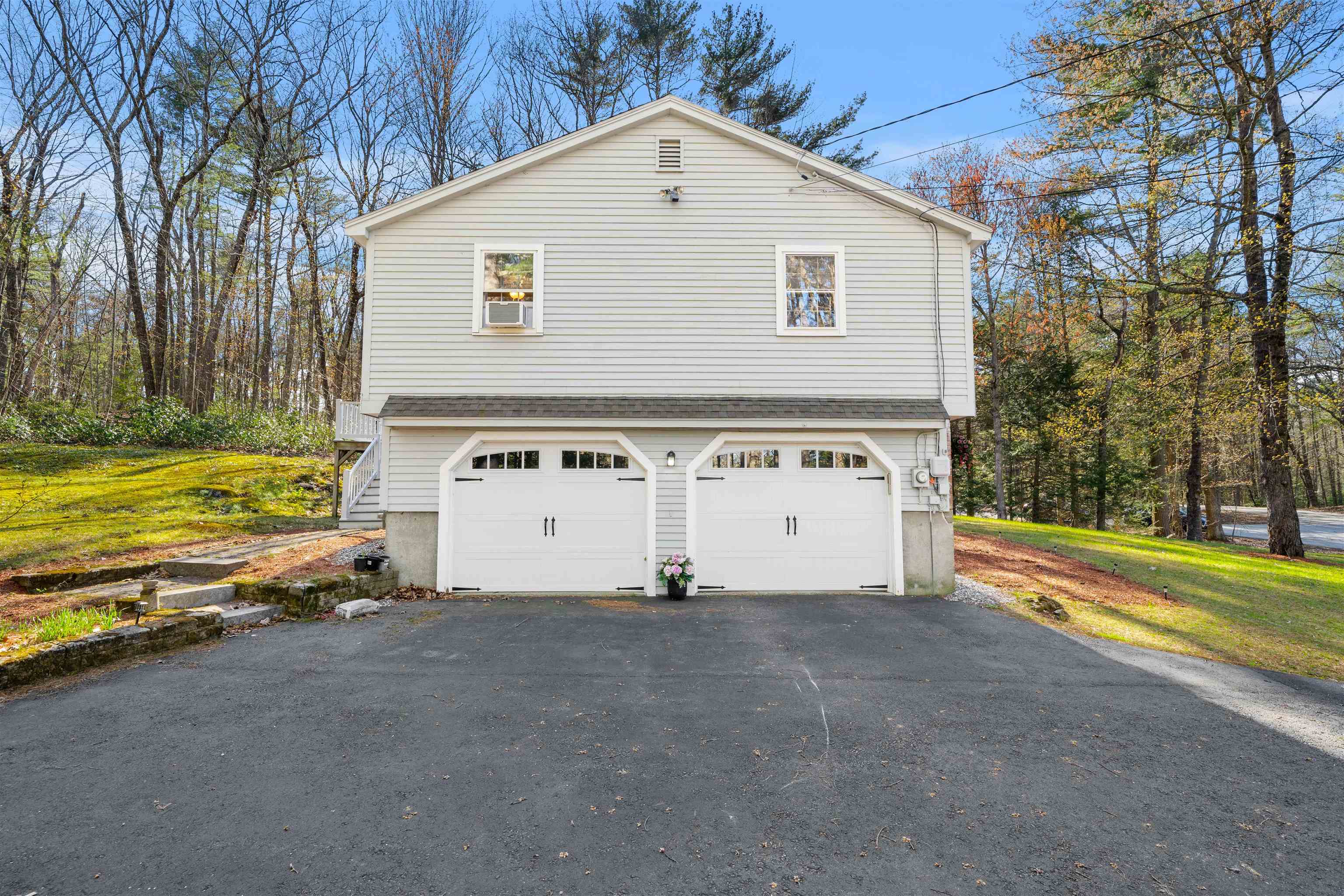 6 Newbury Dr, Amherst, NH 03031