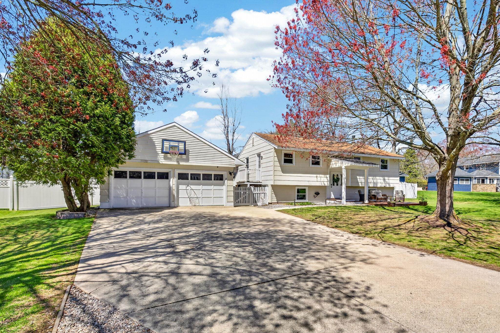 3 Pinewood Dr, Merrimack, NH 03054