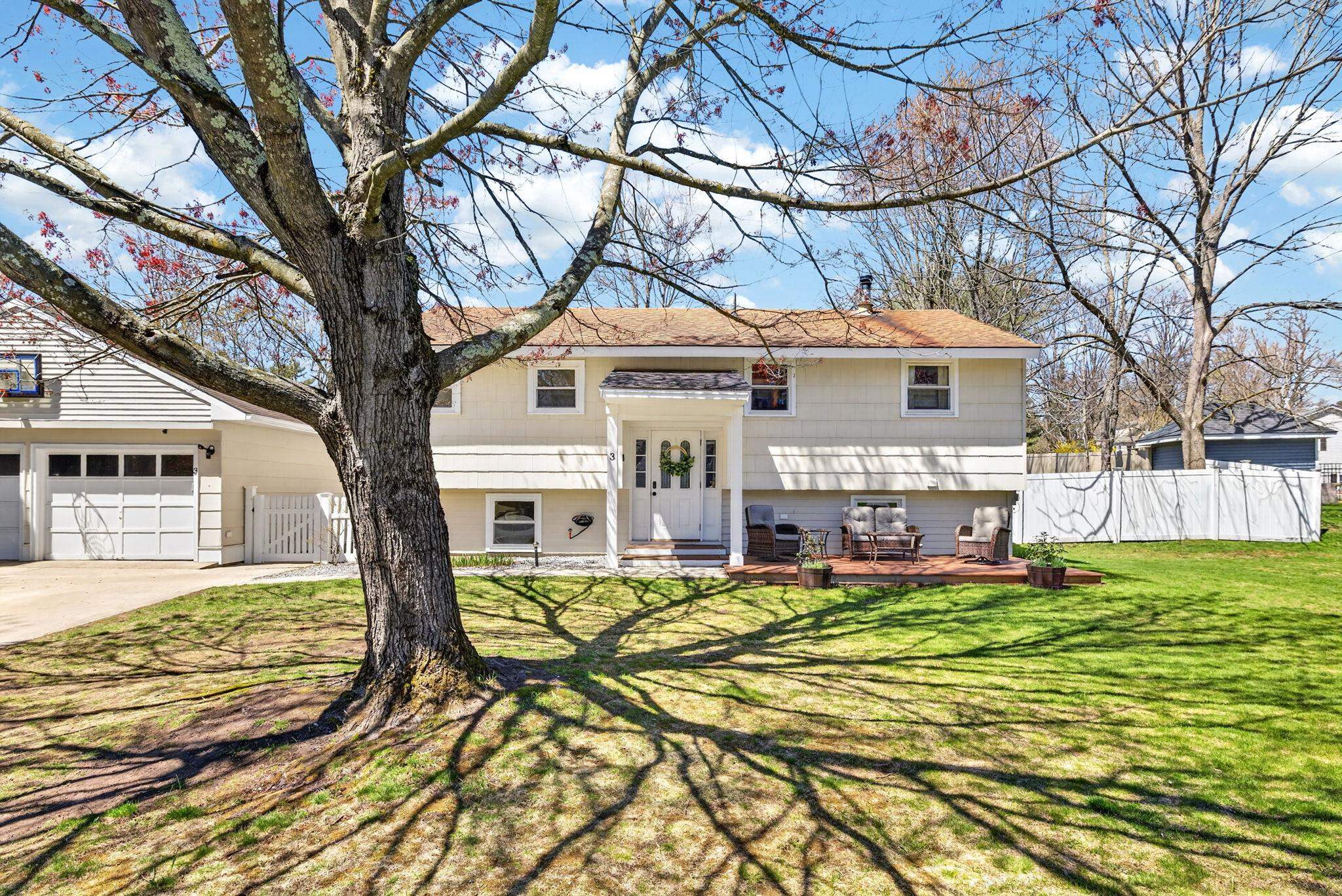 3 Pinewood Dr, Merrimack, NH 03054