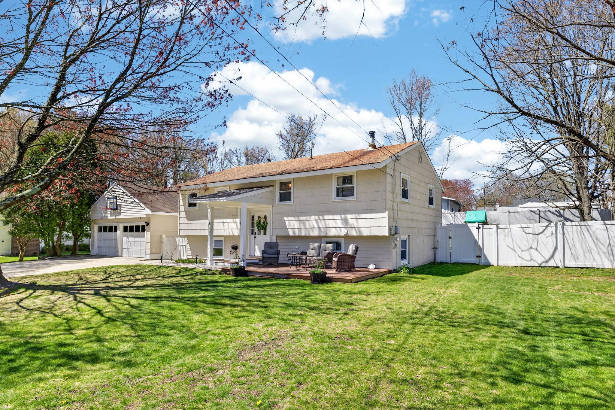 3 Pinewood Dr, Merrimack, NH 03054