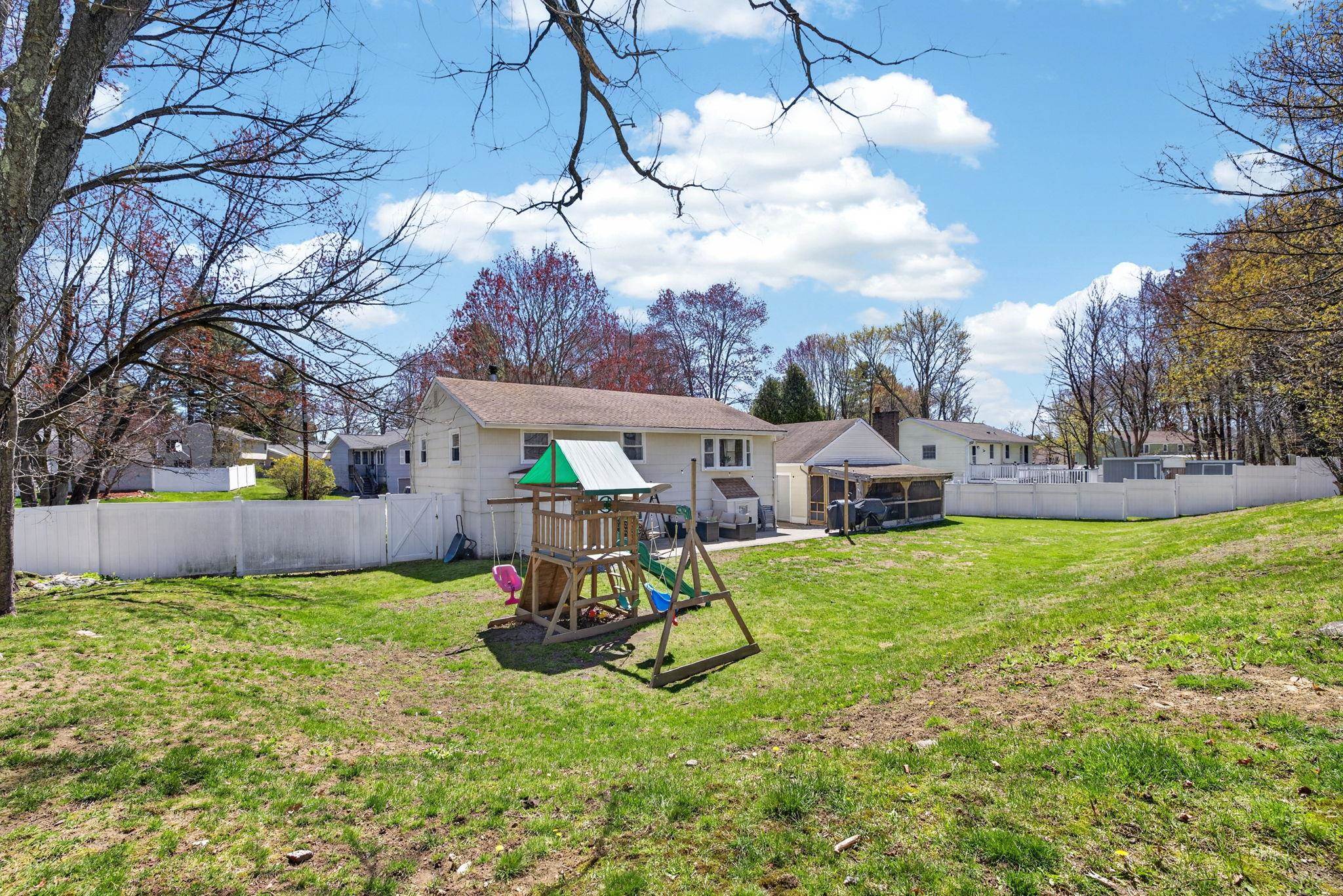 3 Pinewood Dr, Merrimack, NH 03054