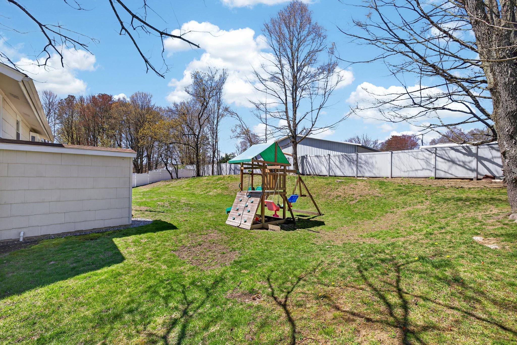 3 Pinewood Dr, Merrimack, NH 03054