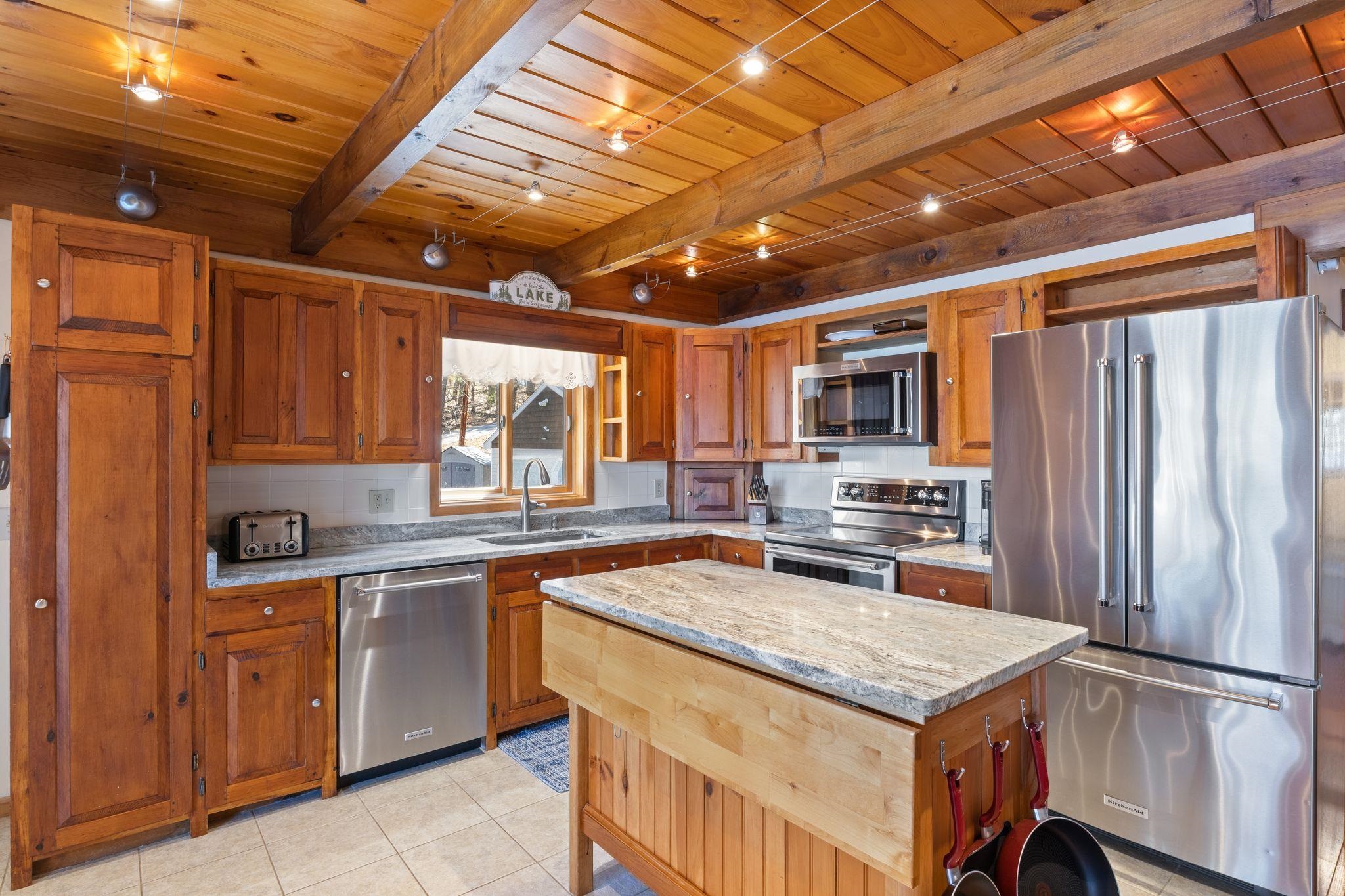 325 Concord Ln, Wakefield, NH 03830