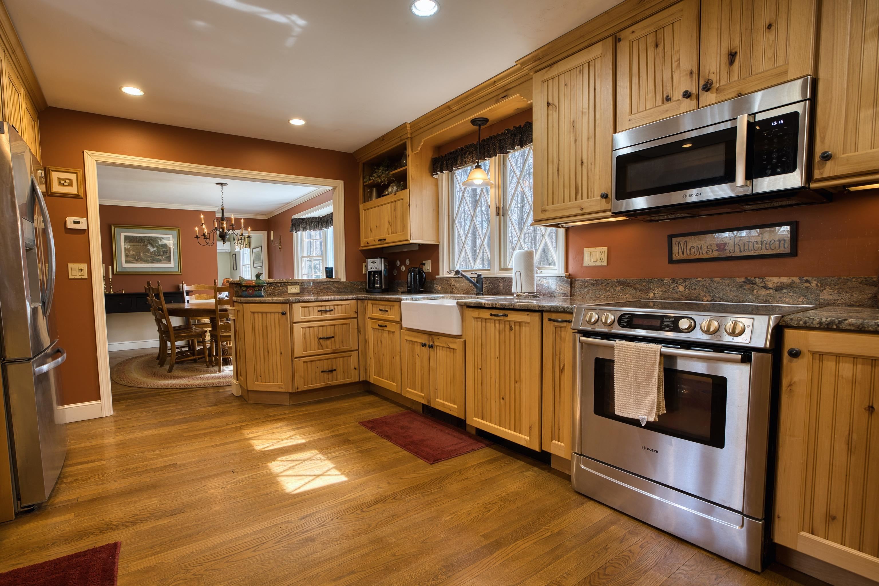 11 Robin Acres Dr, Wolfeboro, NH 03894