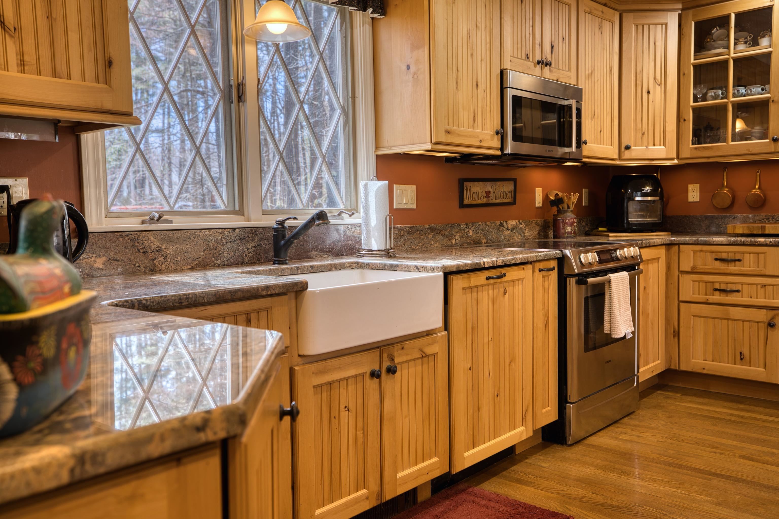 11 Robin Acres Dr, Wolfeboro, NH 03894