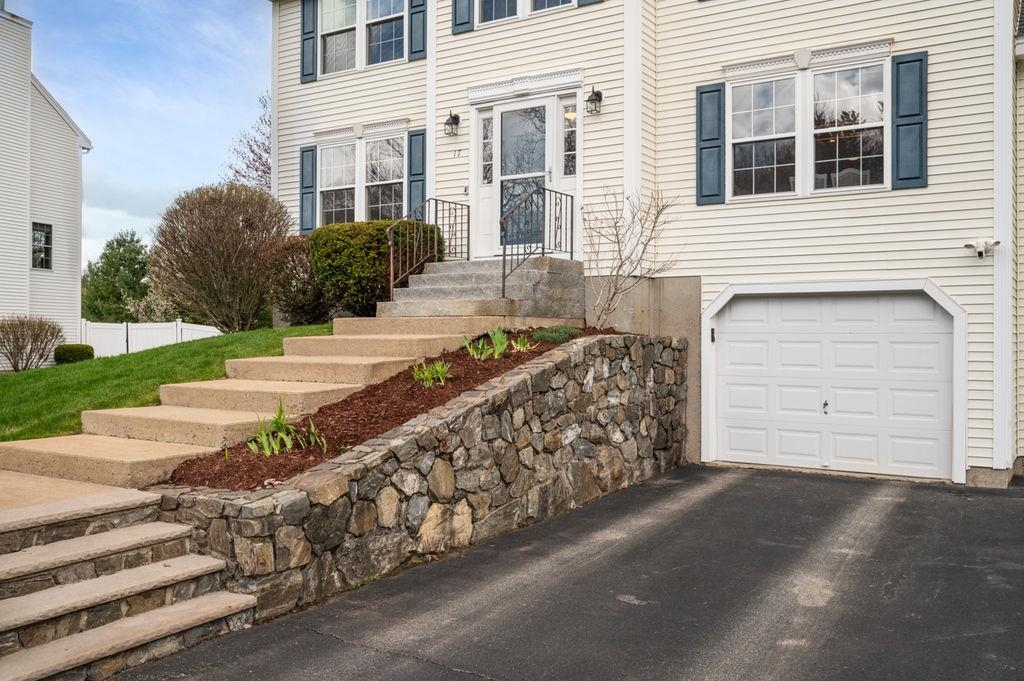 17 Cambridge Dr, Merrimack, NH 03054