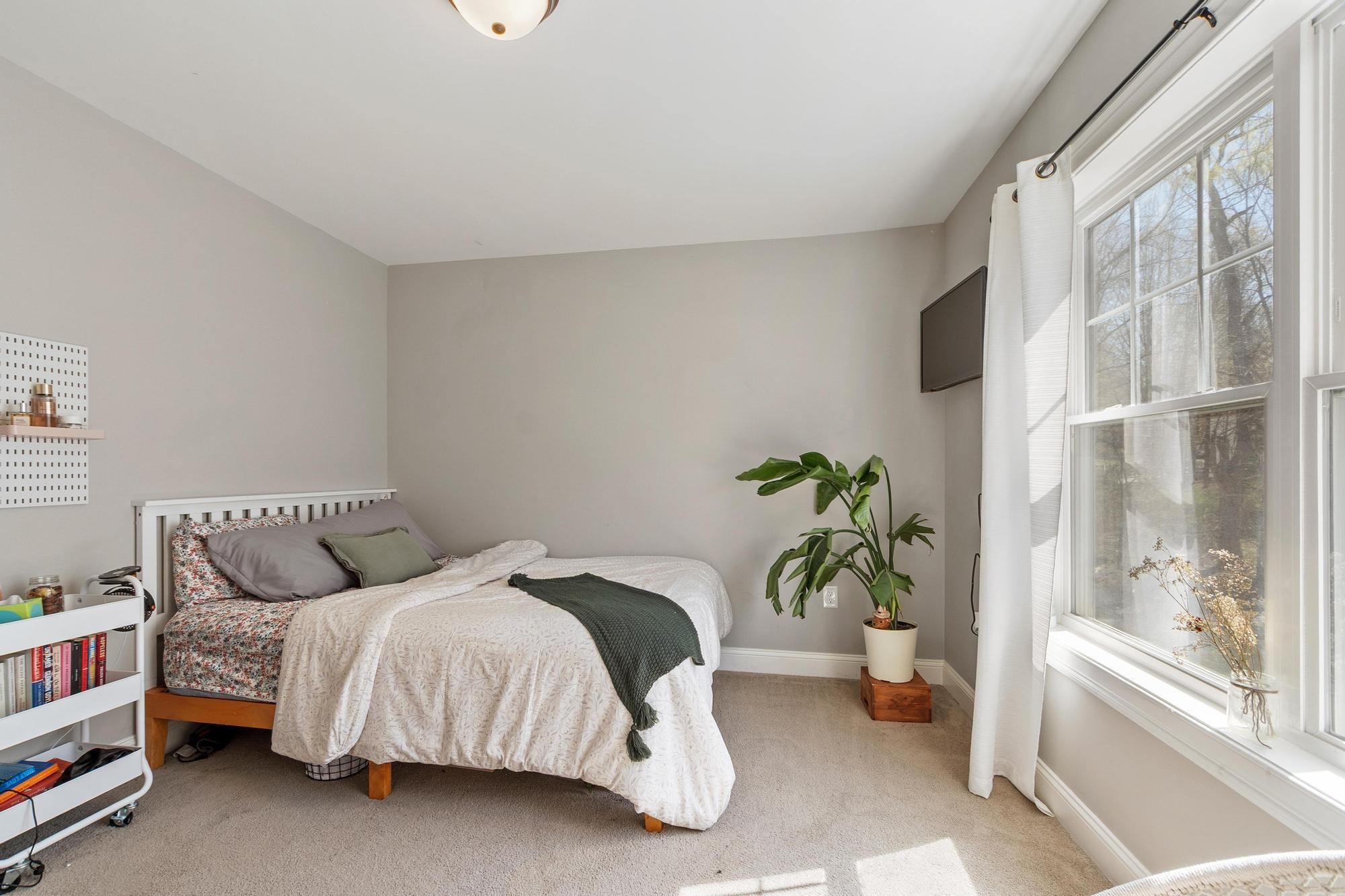 71 Cedar St, Hopkinton, NH 03229